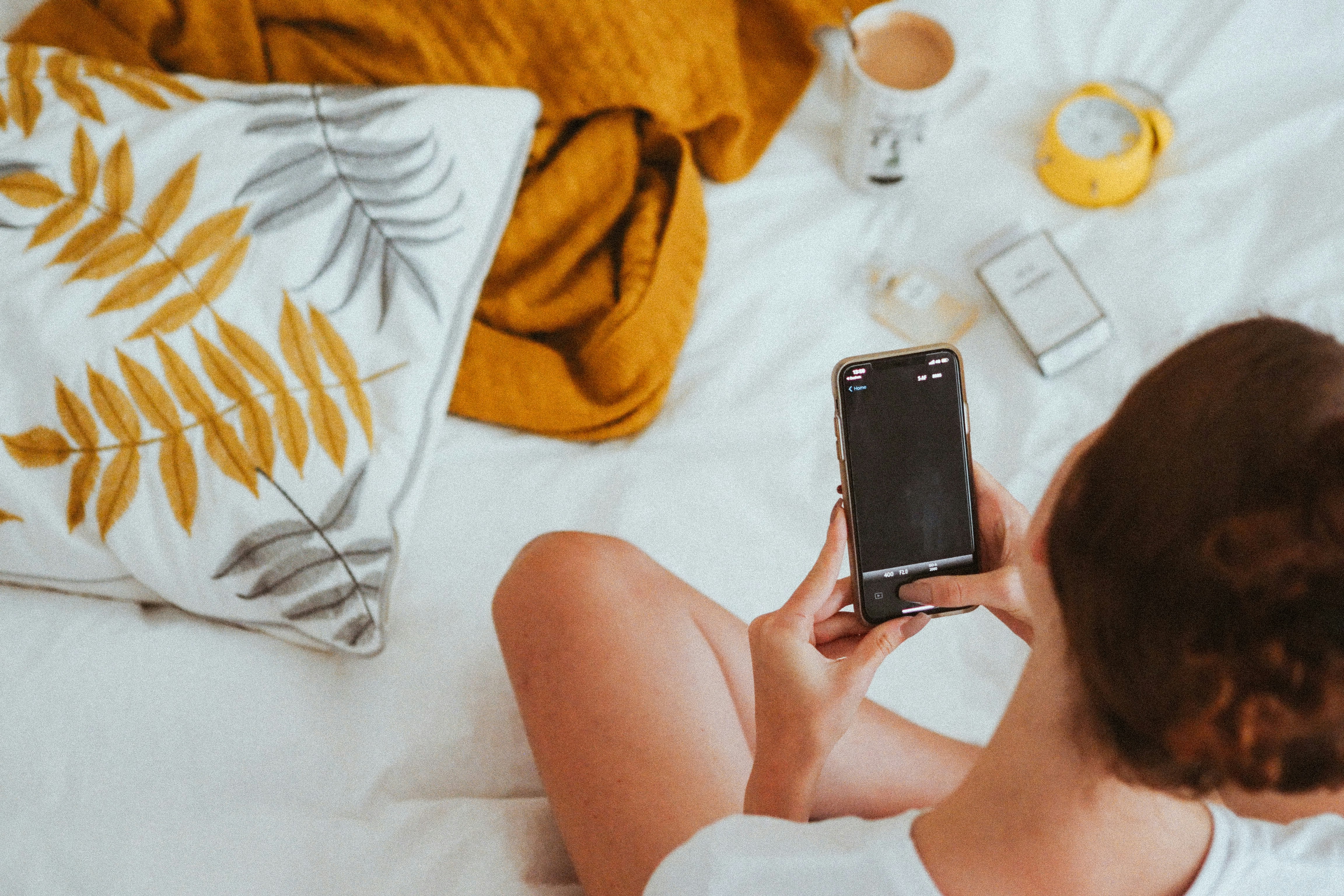 Una mujer sosteniendo su teléfono | Fuente: Unsplash