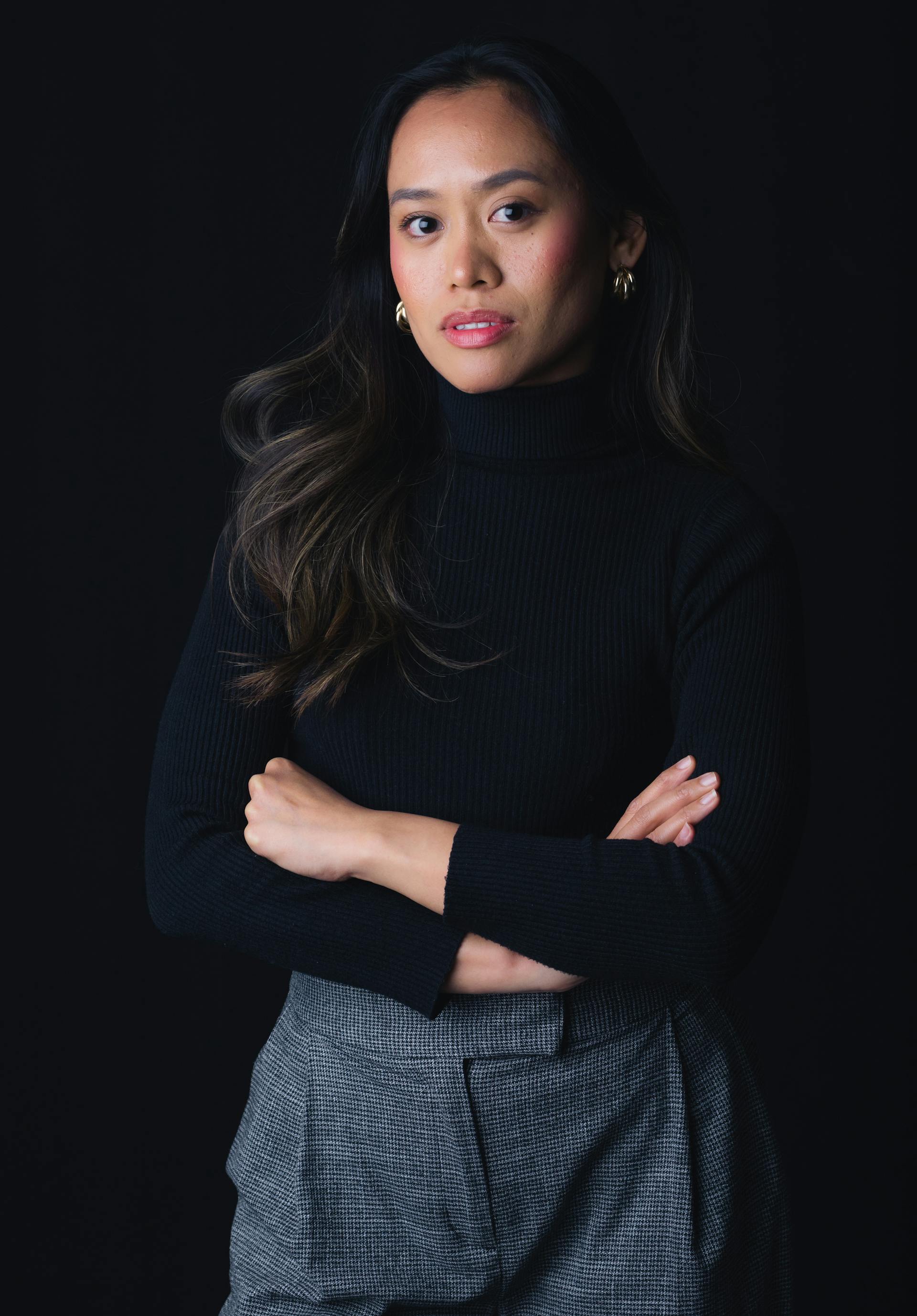 An uncomfortable-looking woman | Source: Pexels