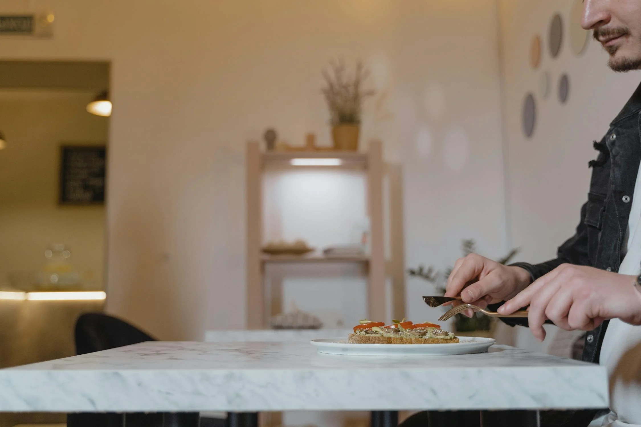 A man ready to eat | Source: Pexels