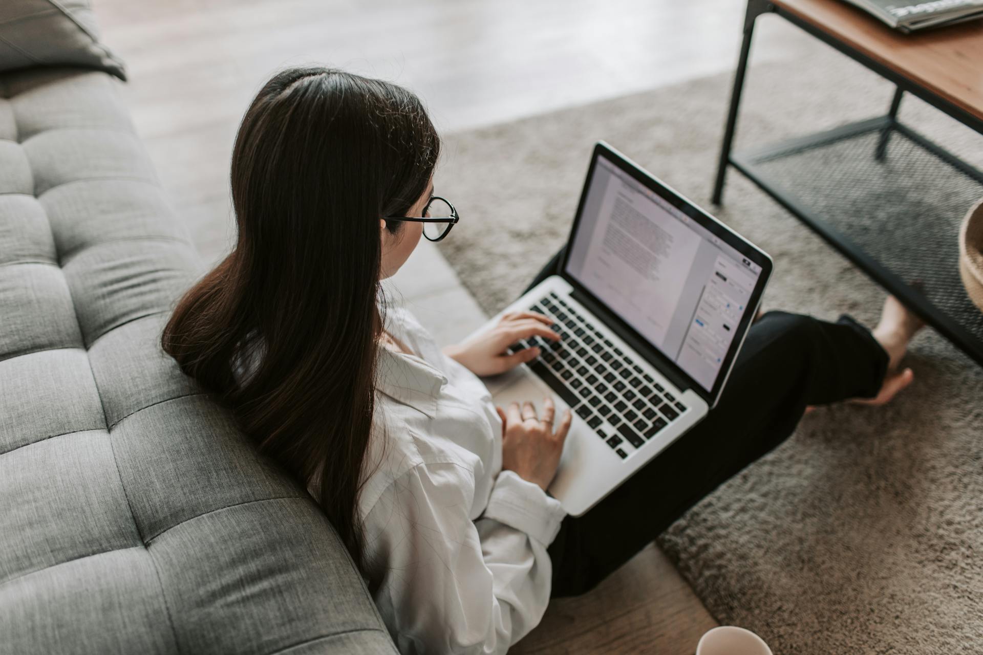 A woman preparing digital invites | Source: Pexels