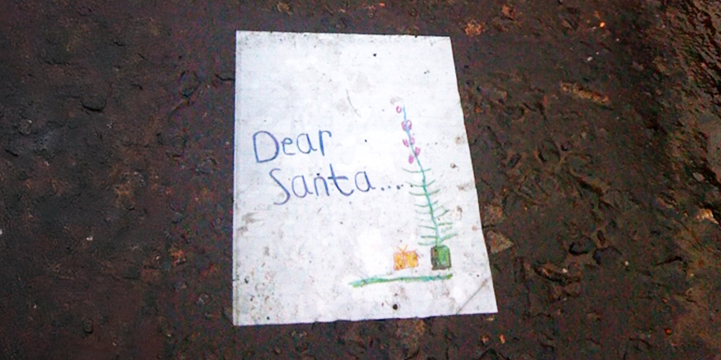 A note addressed to Santa lying on the road | Source: Flickr / jimwolffman/CC BY 2.0