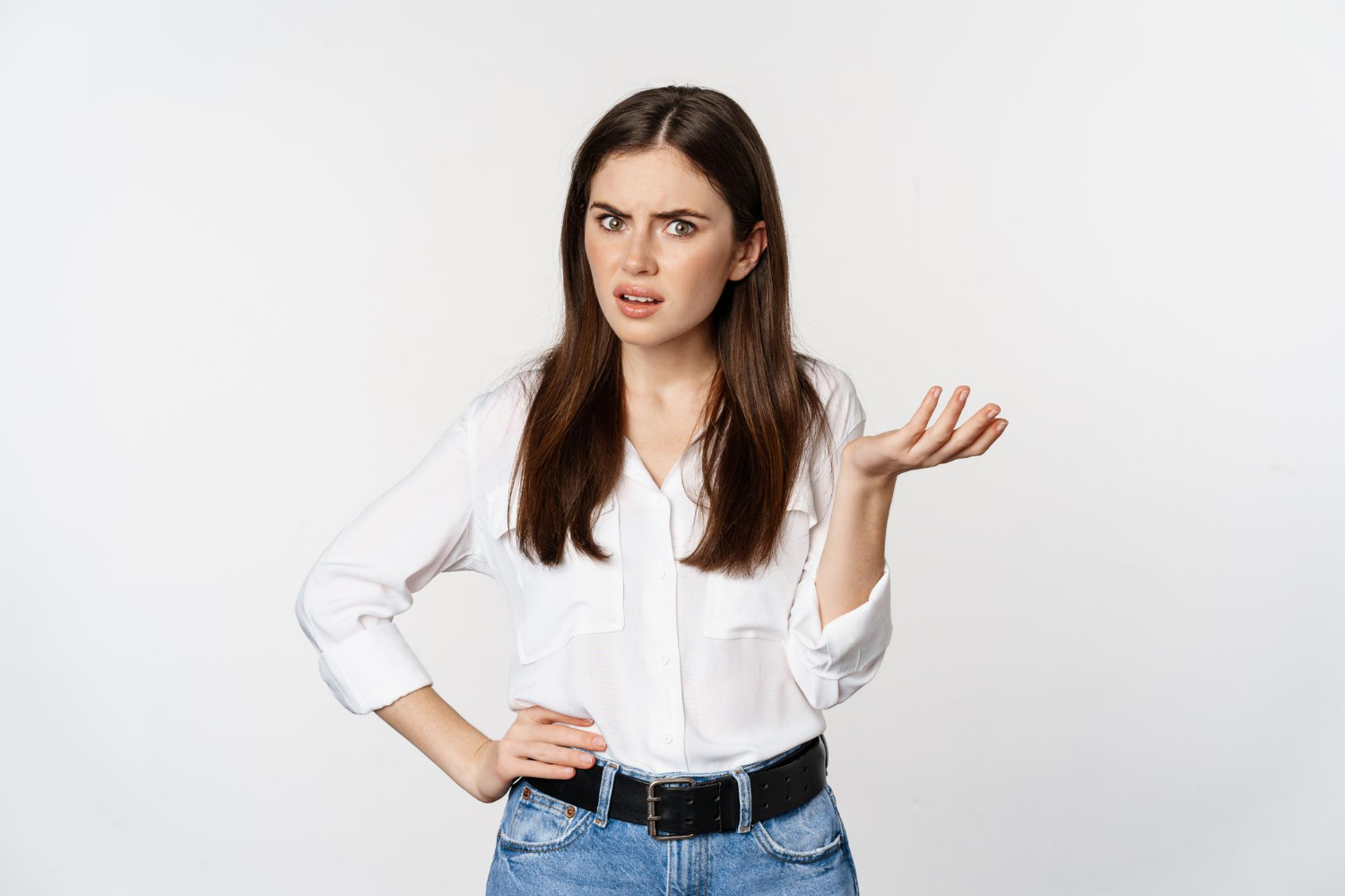 An angry and clueles woman | Source: Freepik