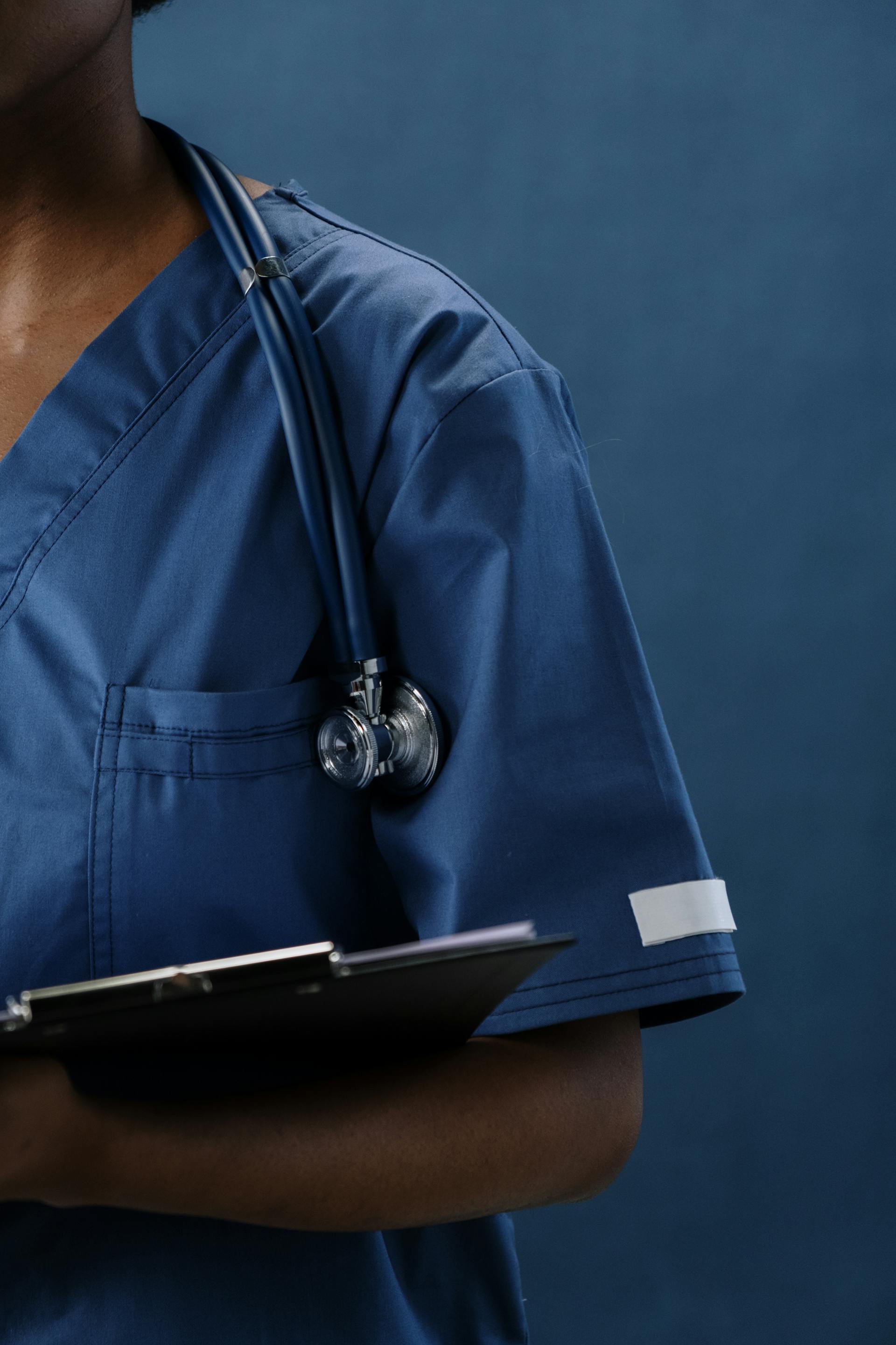 A nurse holding a clipboard | Source: Pexels