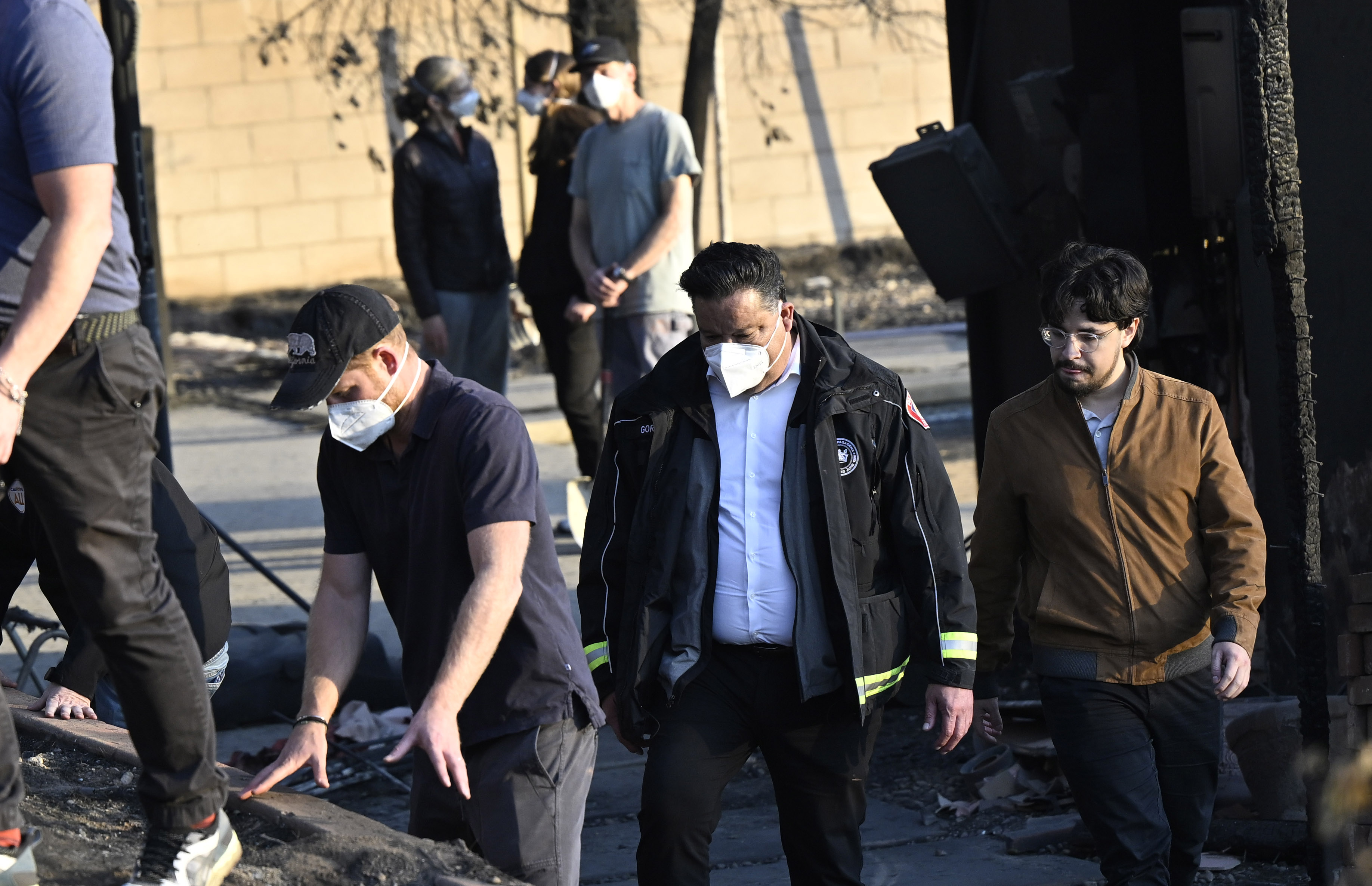 Prince Harry with mayor of Pasadena Victor Gordo, and an unidentified man at a home that was destroyed during the Eaton Fire in Altadena on January 10, 2025 | Source: Getty Images