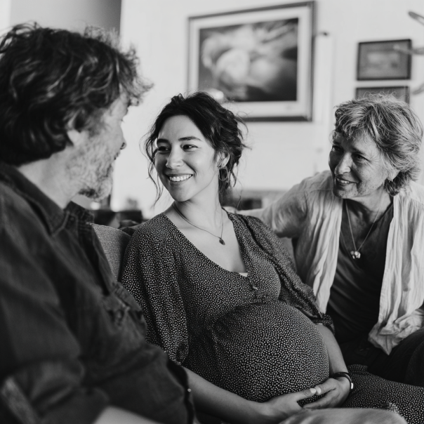 A pregnant woman talking with her in-laws | Source: Midjourney