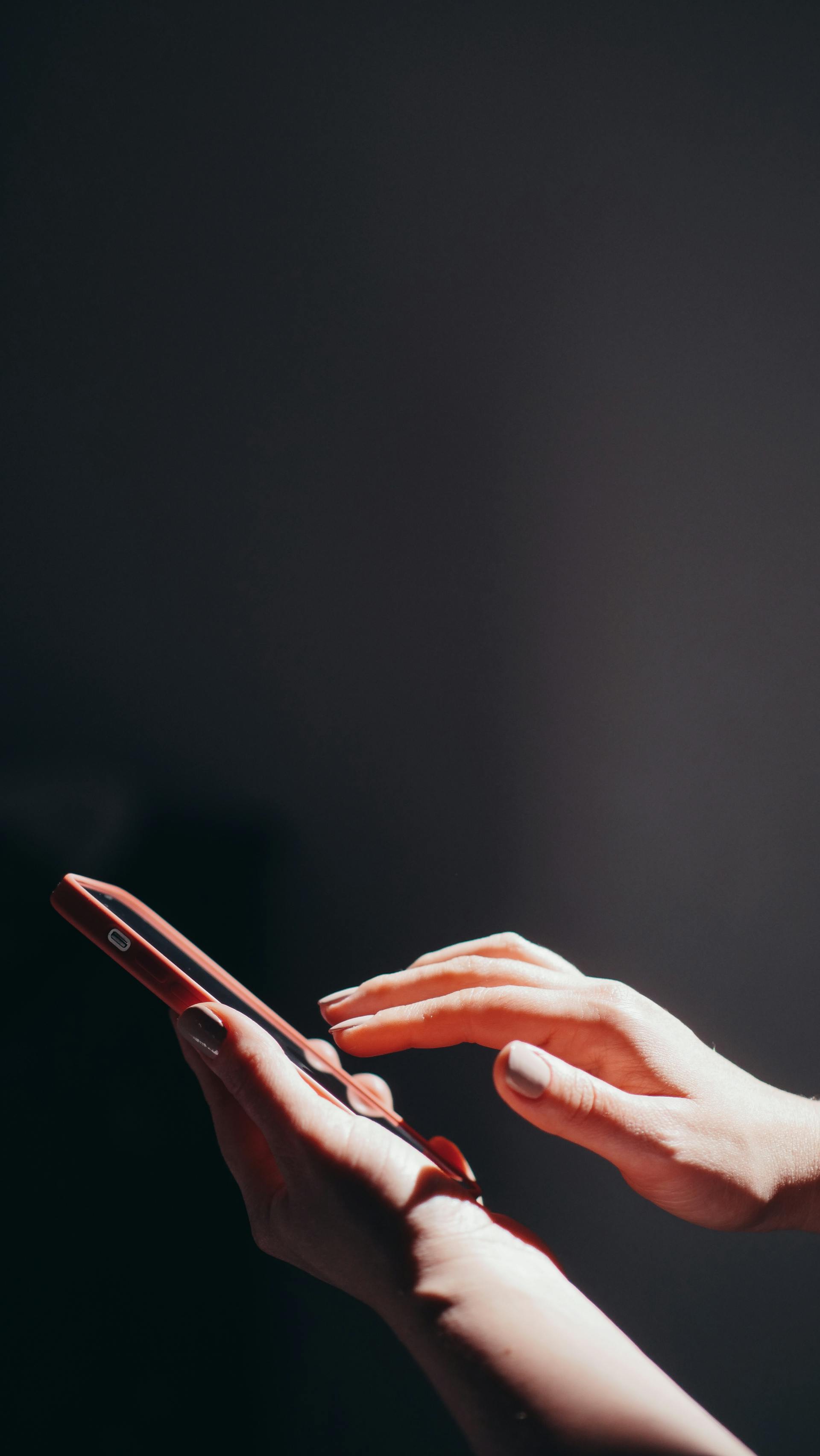 A woman using a cell phone | Source: Pexels