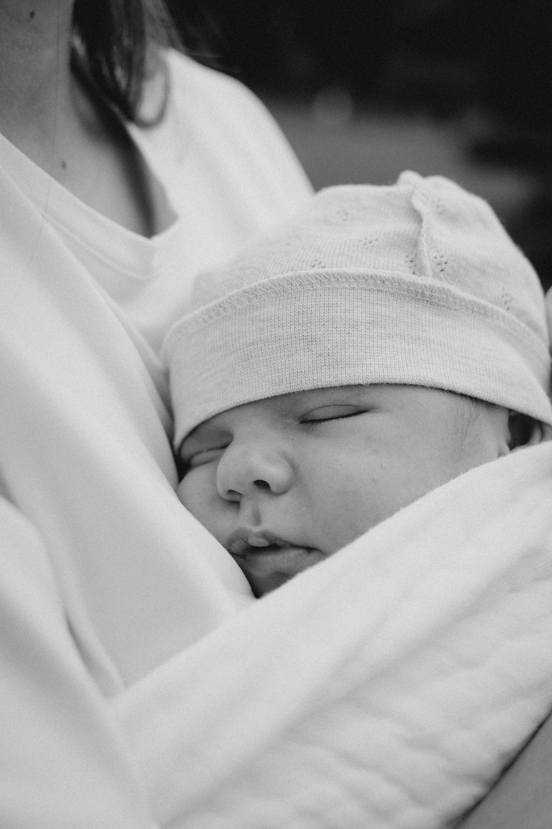 Uma pessoa segurando um bebê | Fonte: Pexels
