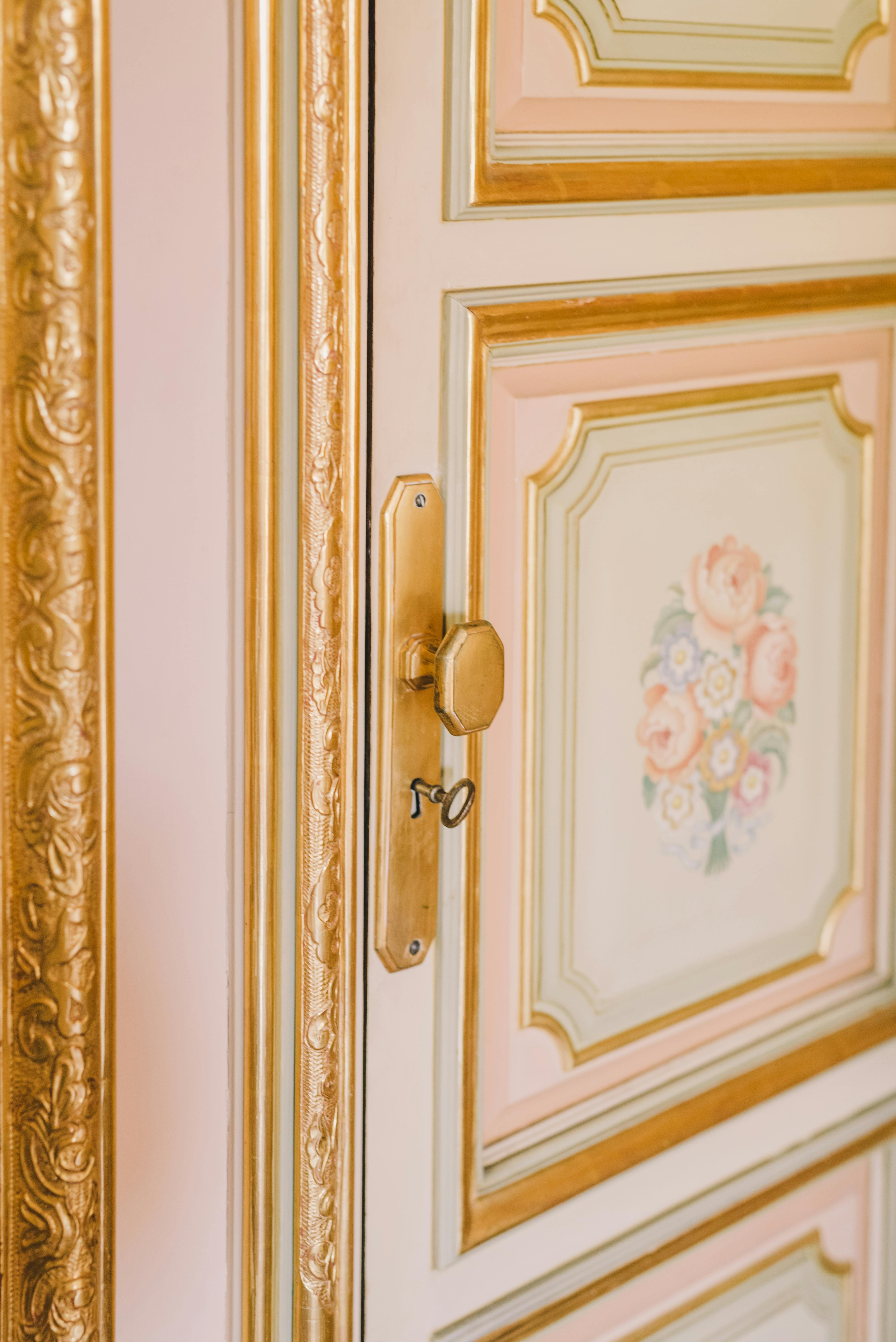 A closed door | Source: Pexels