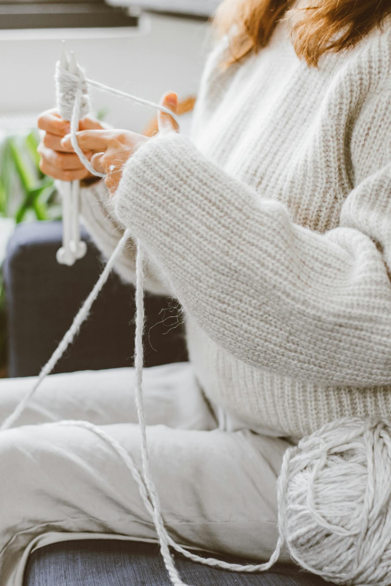 A woman knitting | Source: Pexels