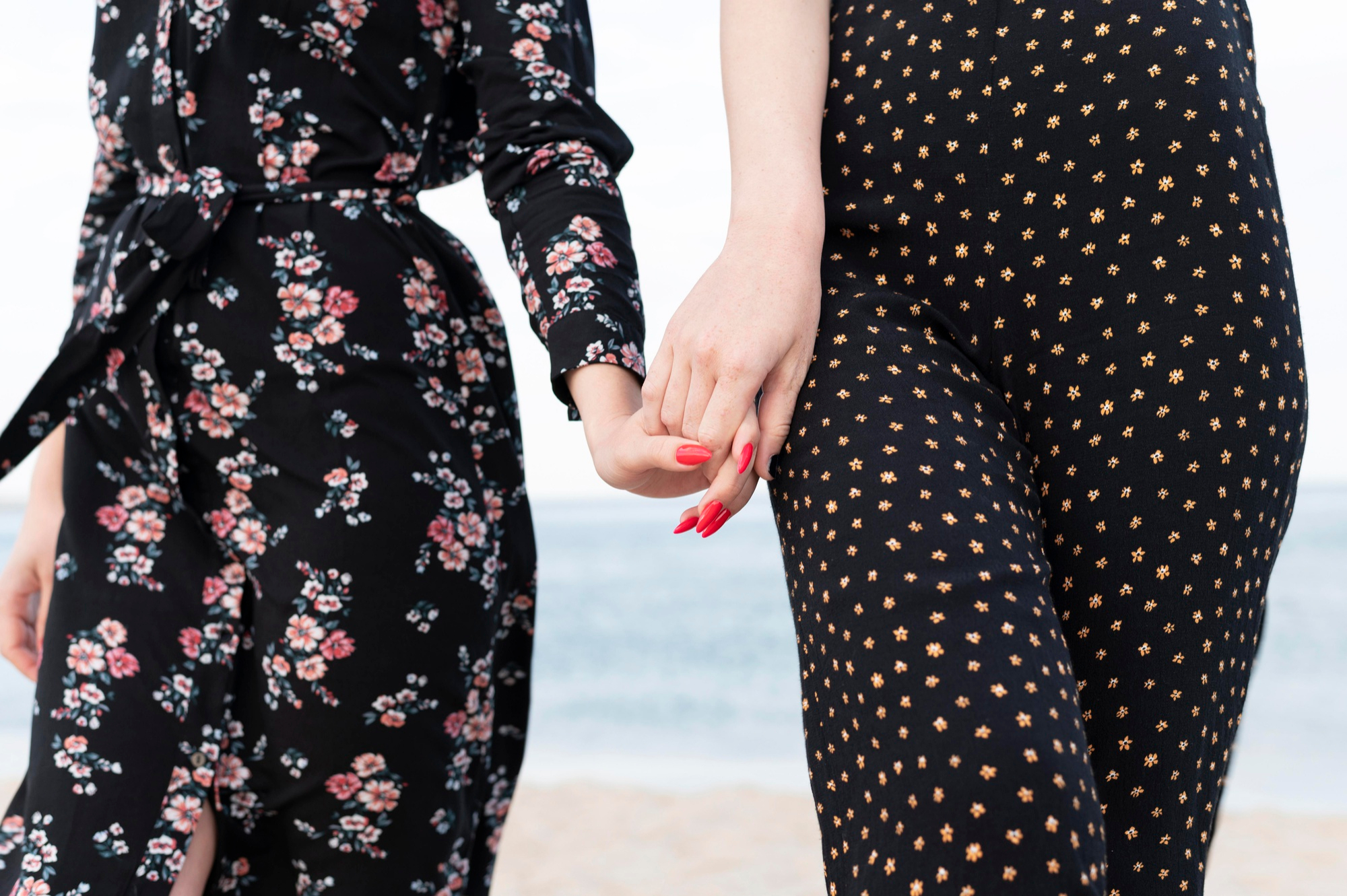 Two women holding hands | Source: Freepik