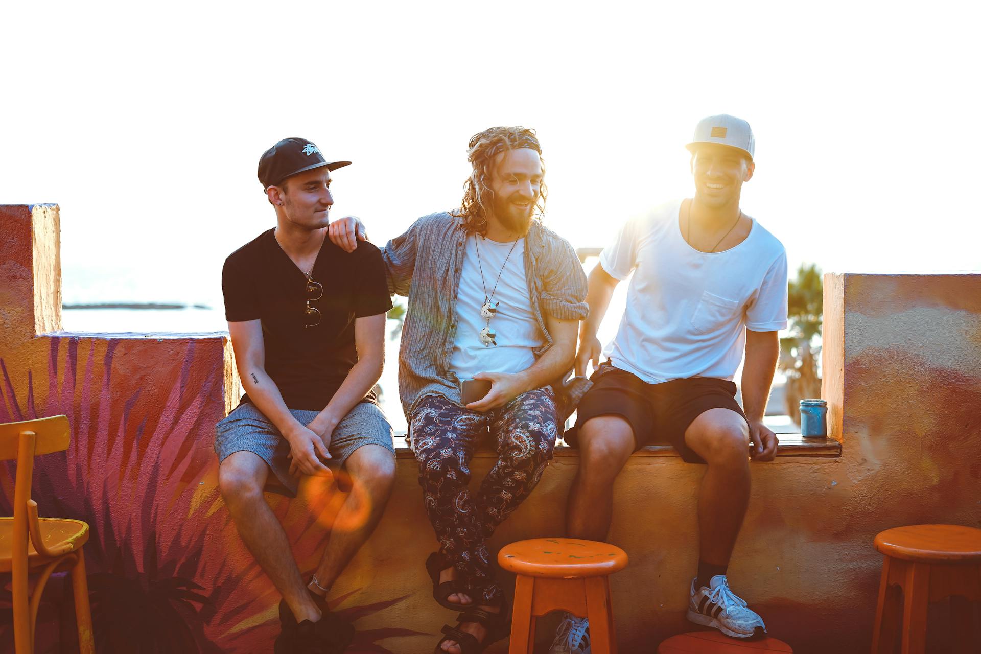 A man sitting with his friends | Source: Pexels