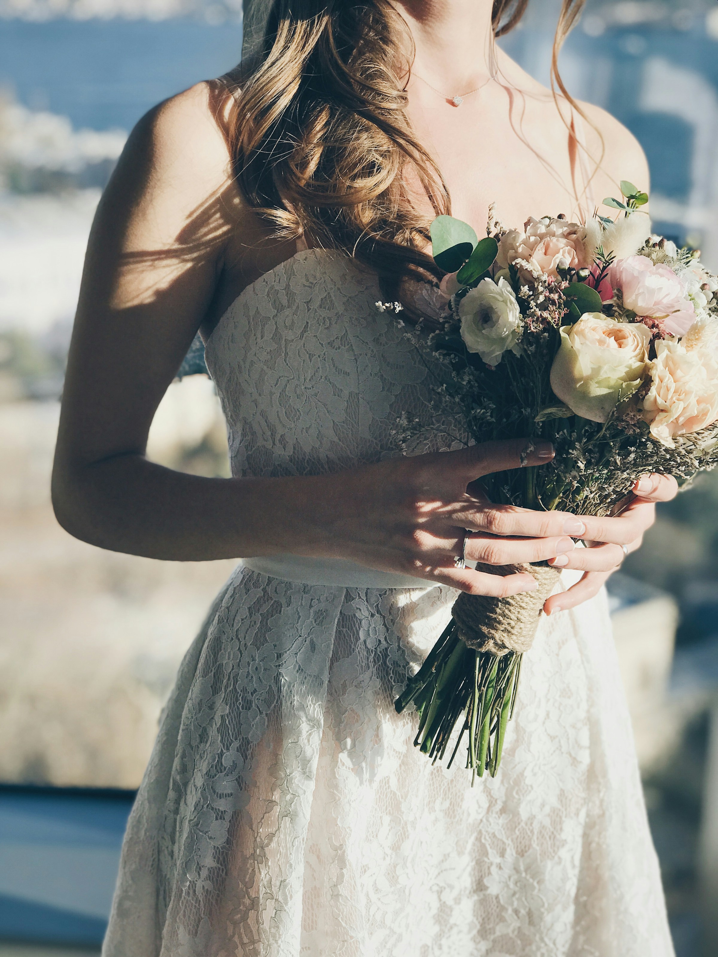 Uma noiva segurando um buquê de flores | Fonte: Unsplash