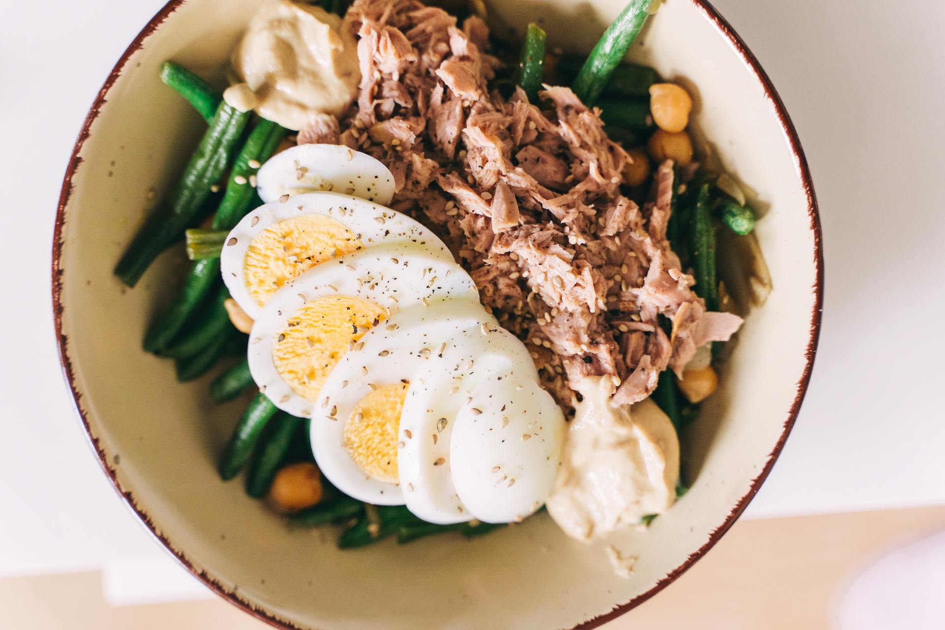 A meal of green beans, tuna, and boiled egg | Source: Pexels