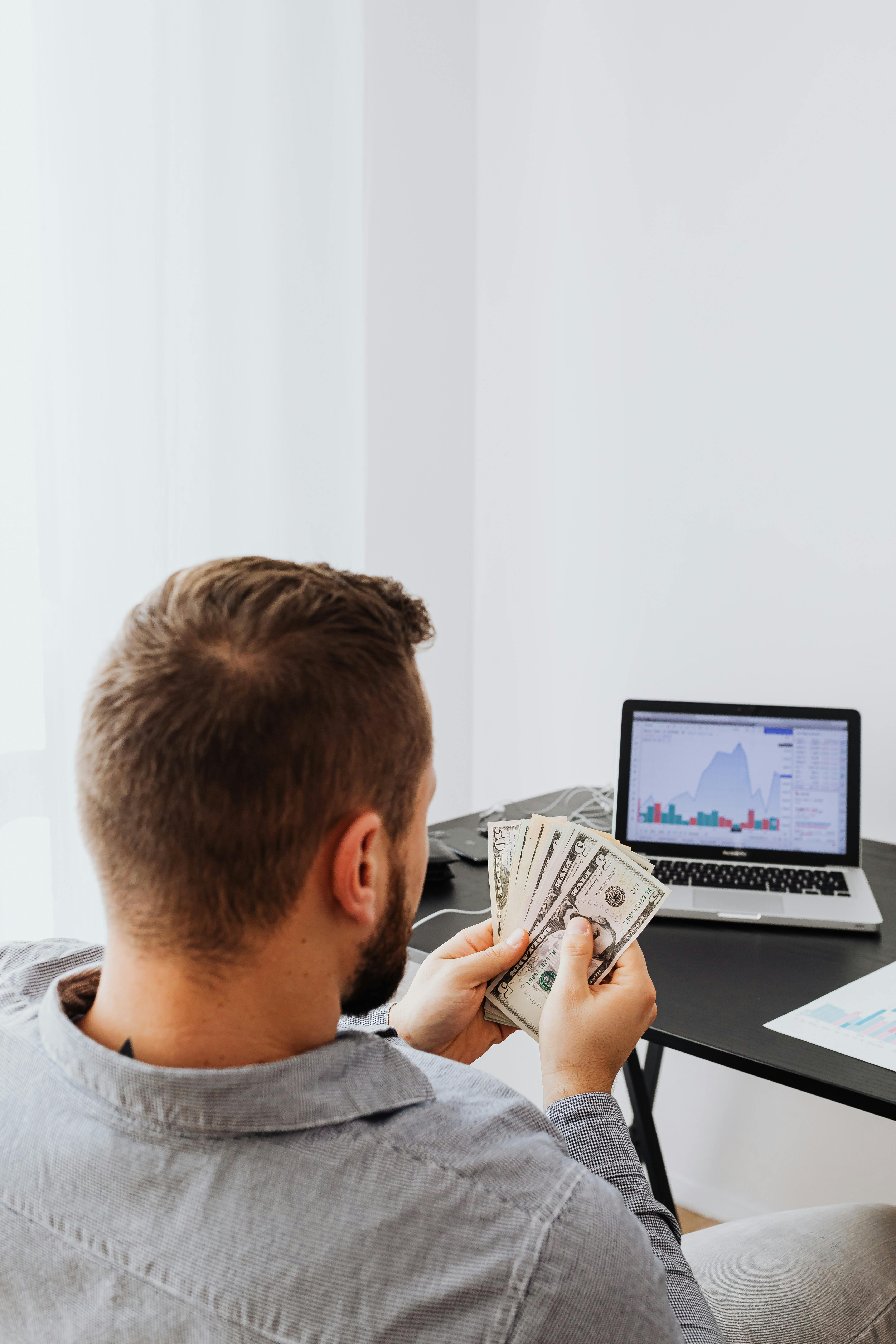 A man counting money | Source: Pexels