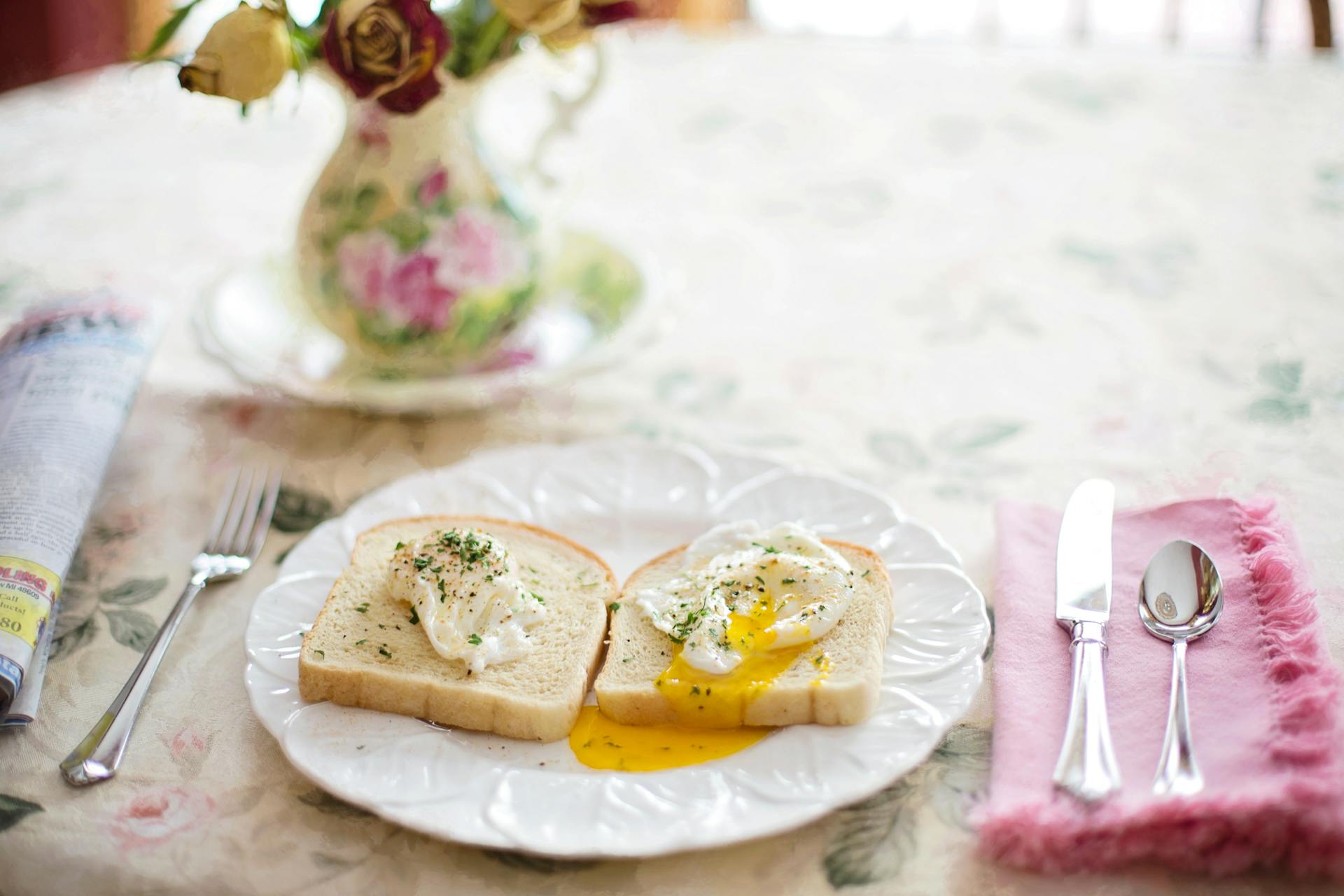 Eggs on toast on a plate | Source: Pexels