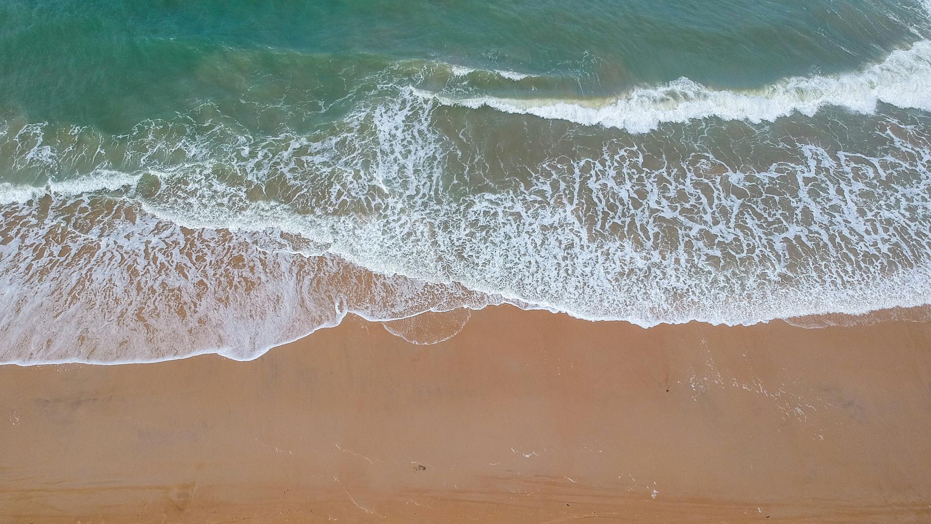 An aerial view of a beach | Source: Pexels