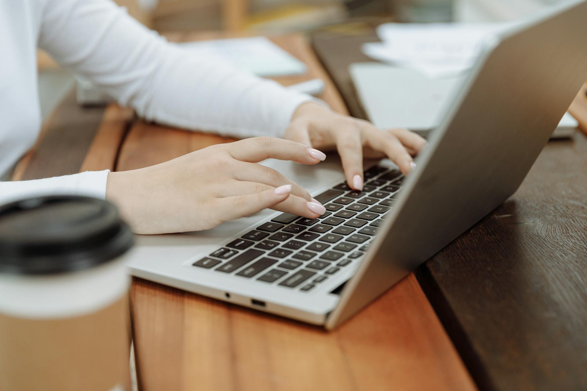 A woman working on her laptop | Source: Pexels