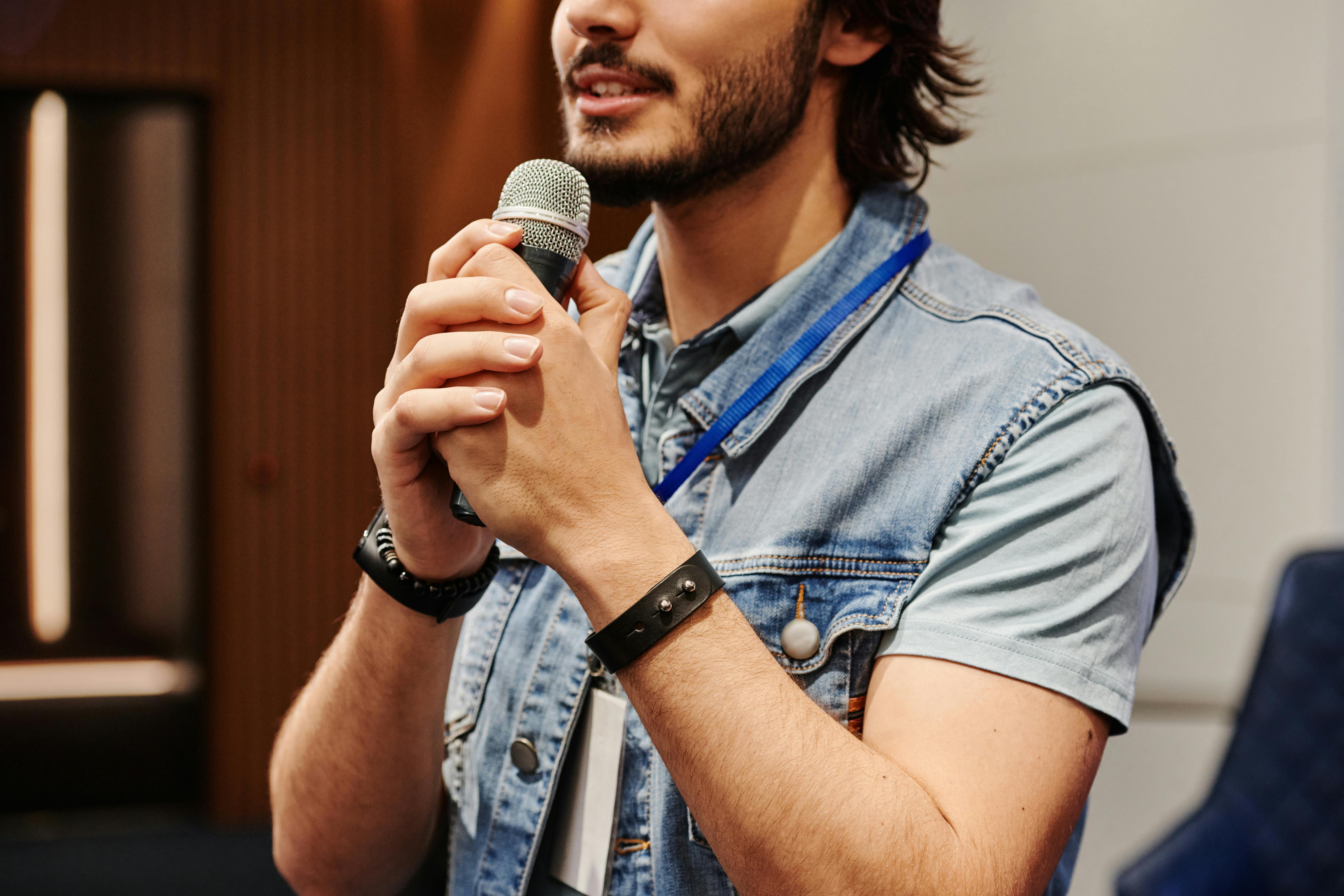A man speaking on a microphone | Source: Pexels