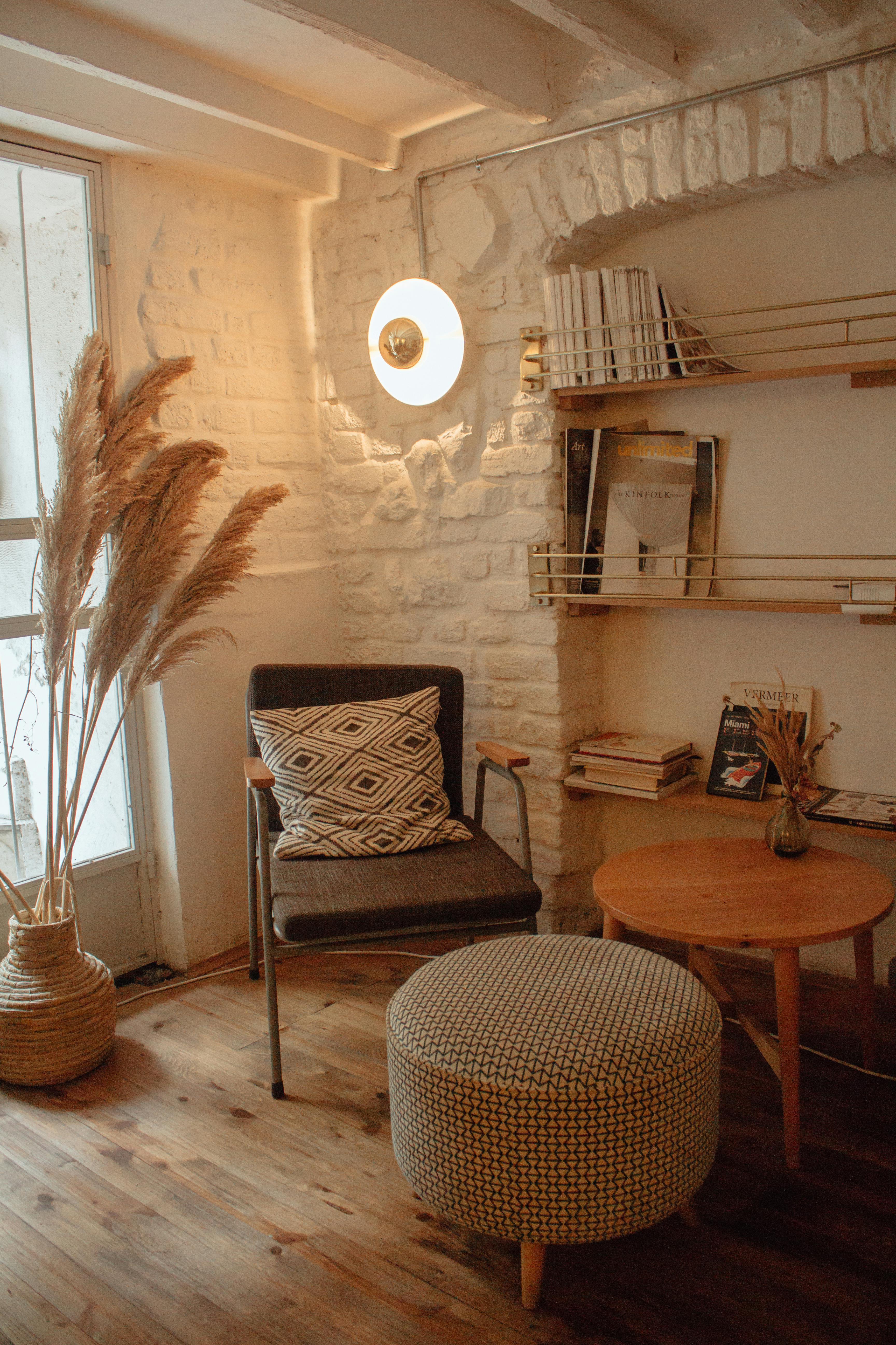 A seating area at the corner of a house | Source: Pexels