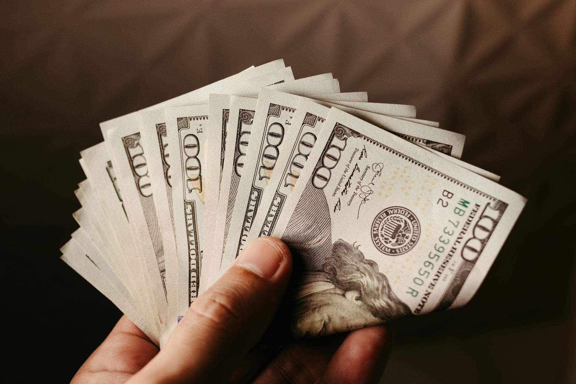 A man holding $100 bills | Source: Pexels