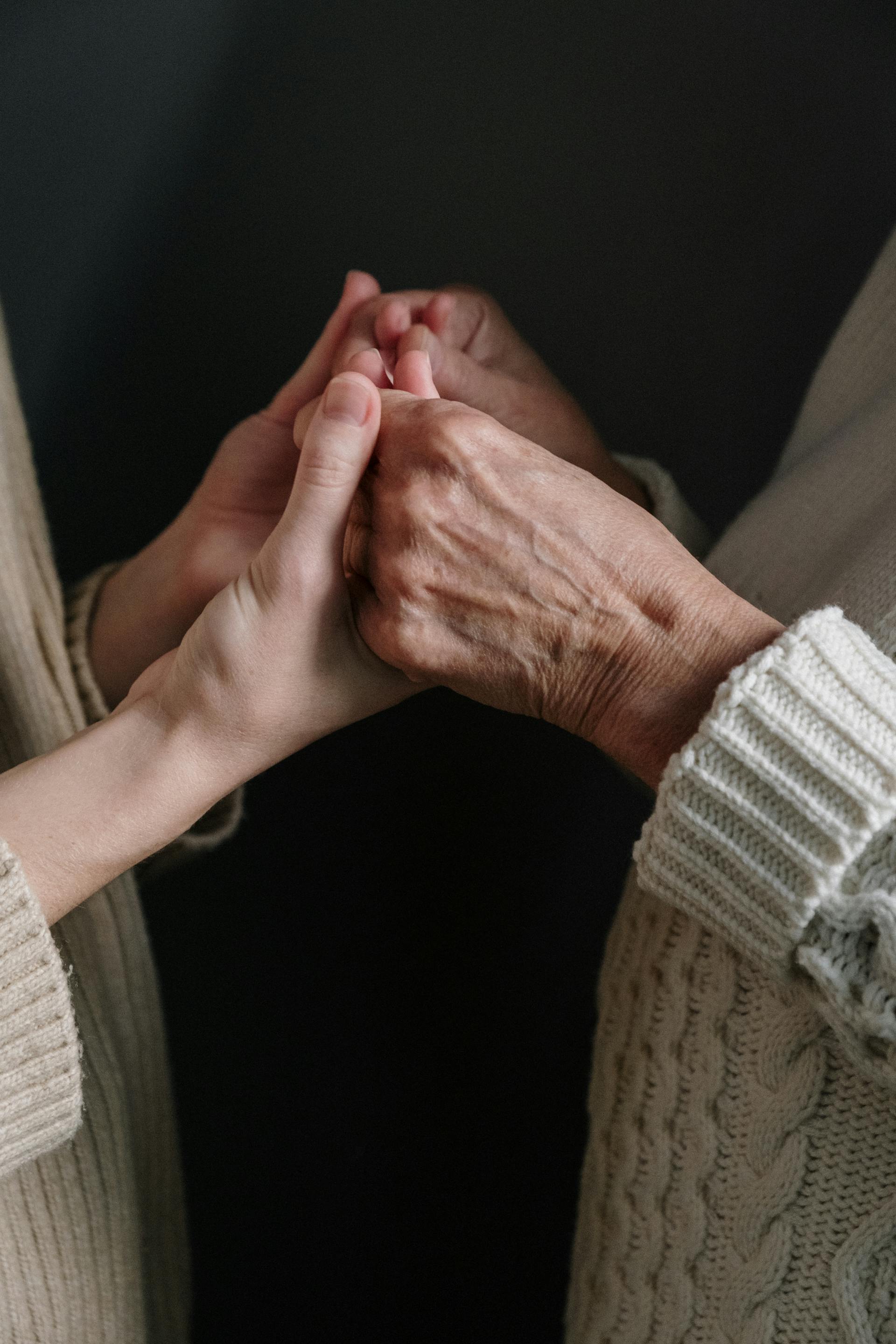 Une femme tenant les mains de sa belle-mère | Source : Pexels