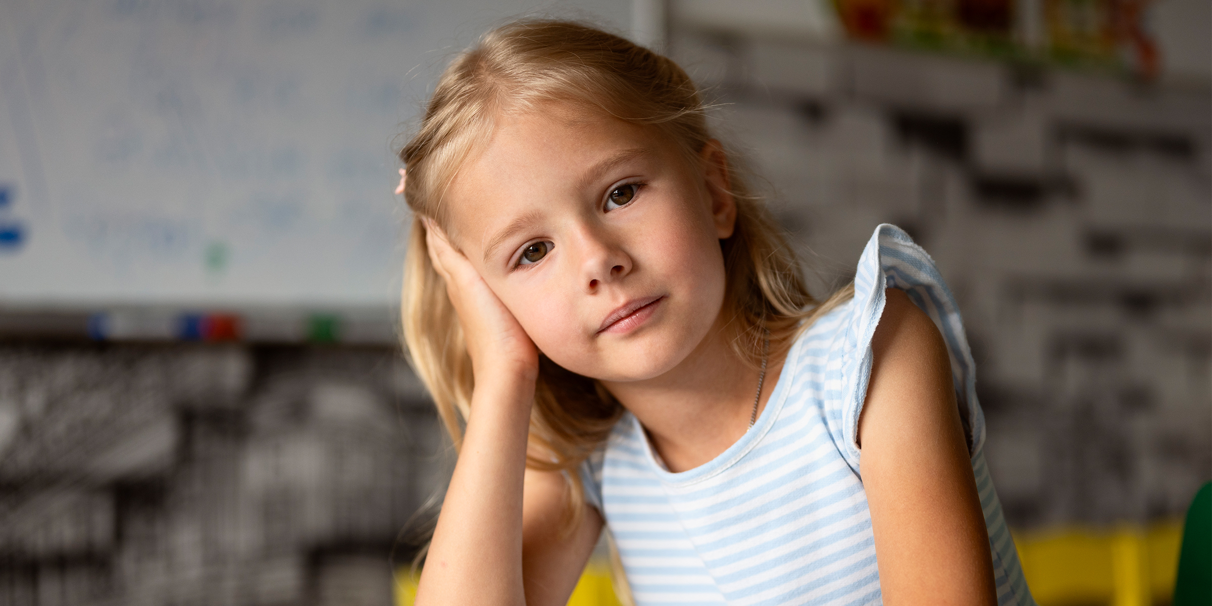 A little girl holding her head | Source: Freepik