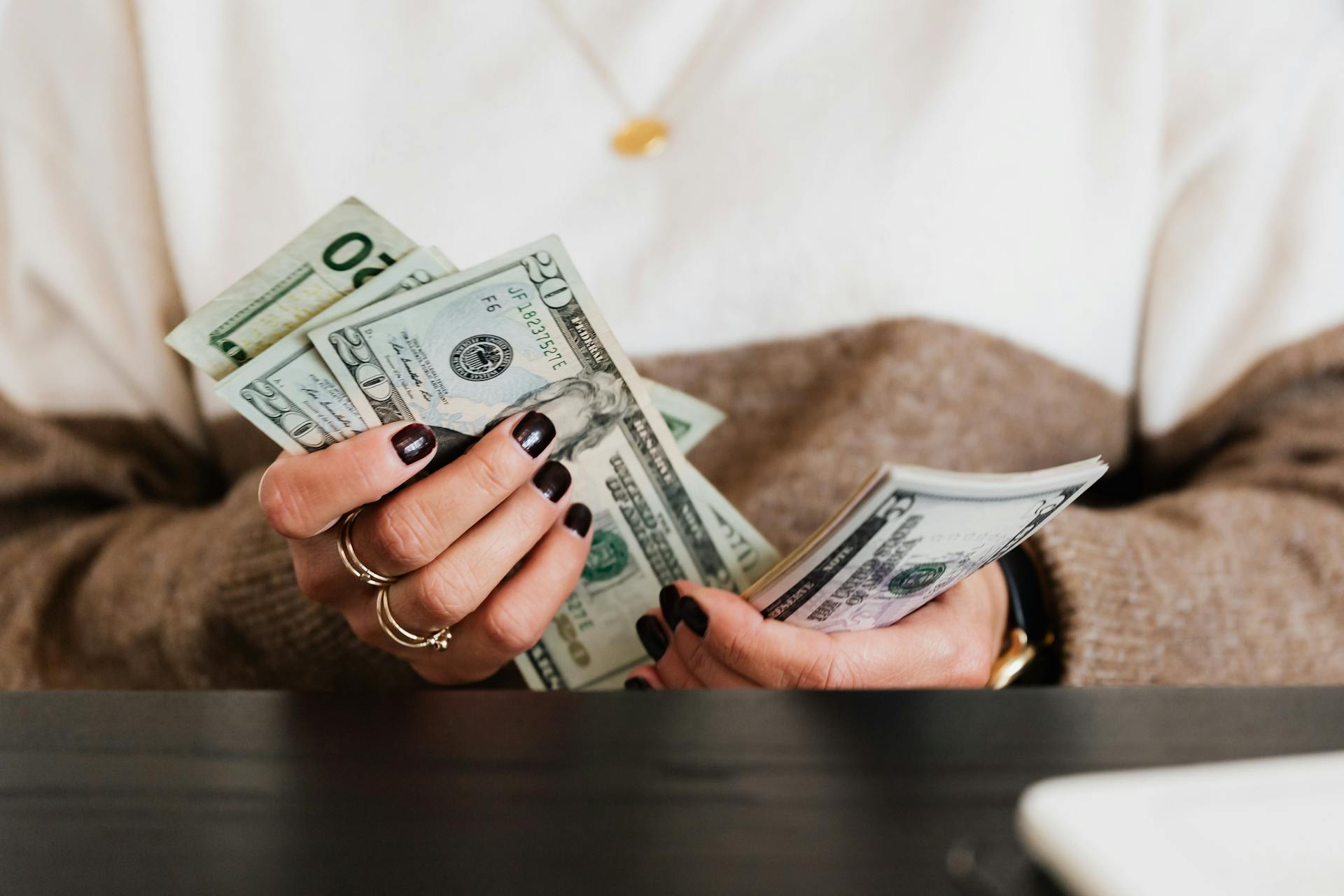 A woman counting money | Source: Pexels