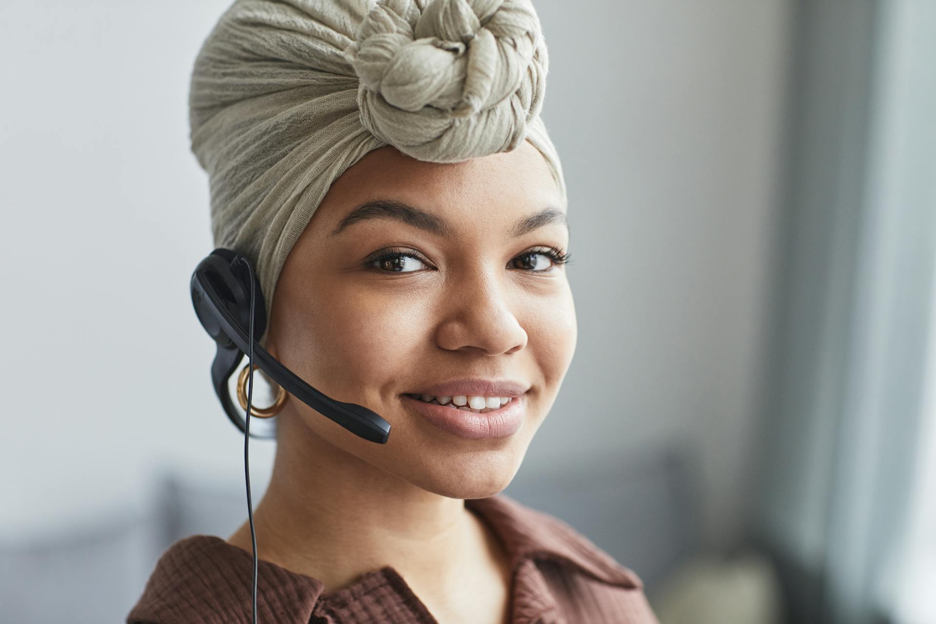 A woman speaking into a headset microphone | Source: Pexels