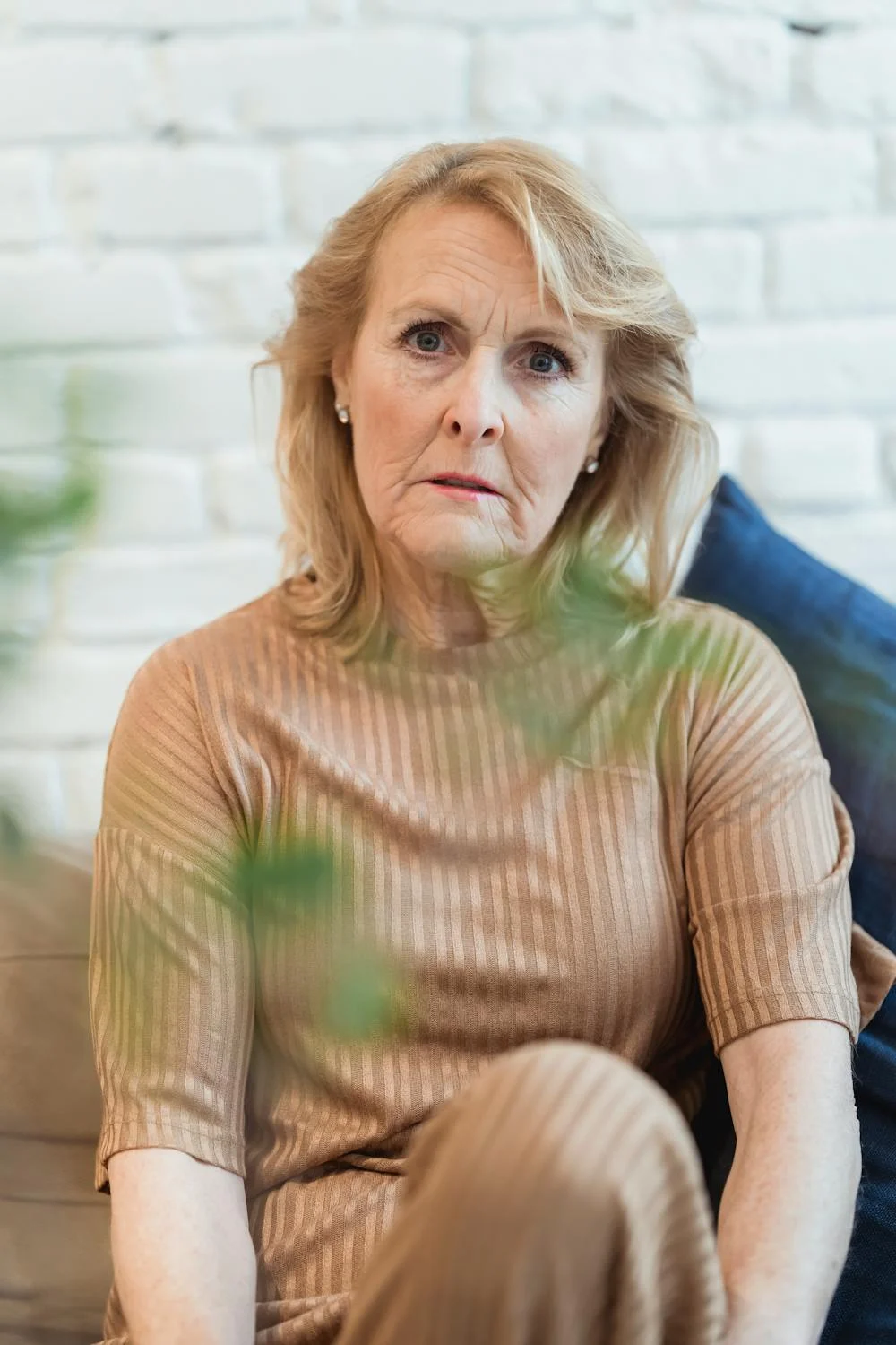 A woman talking while looking at the camera | Source: Pexels