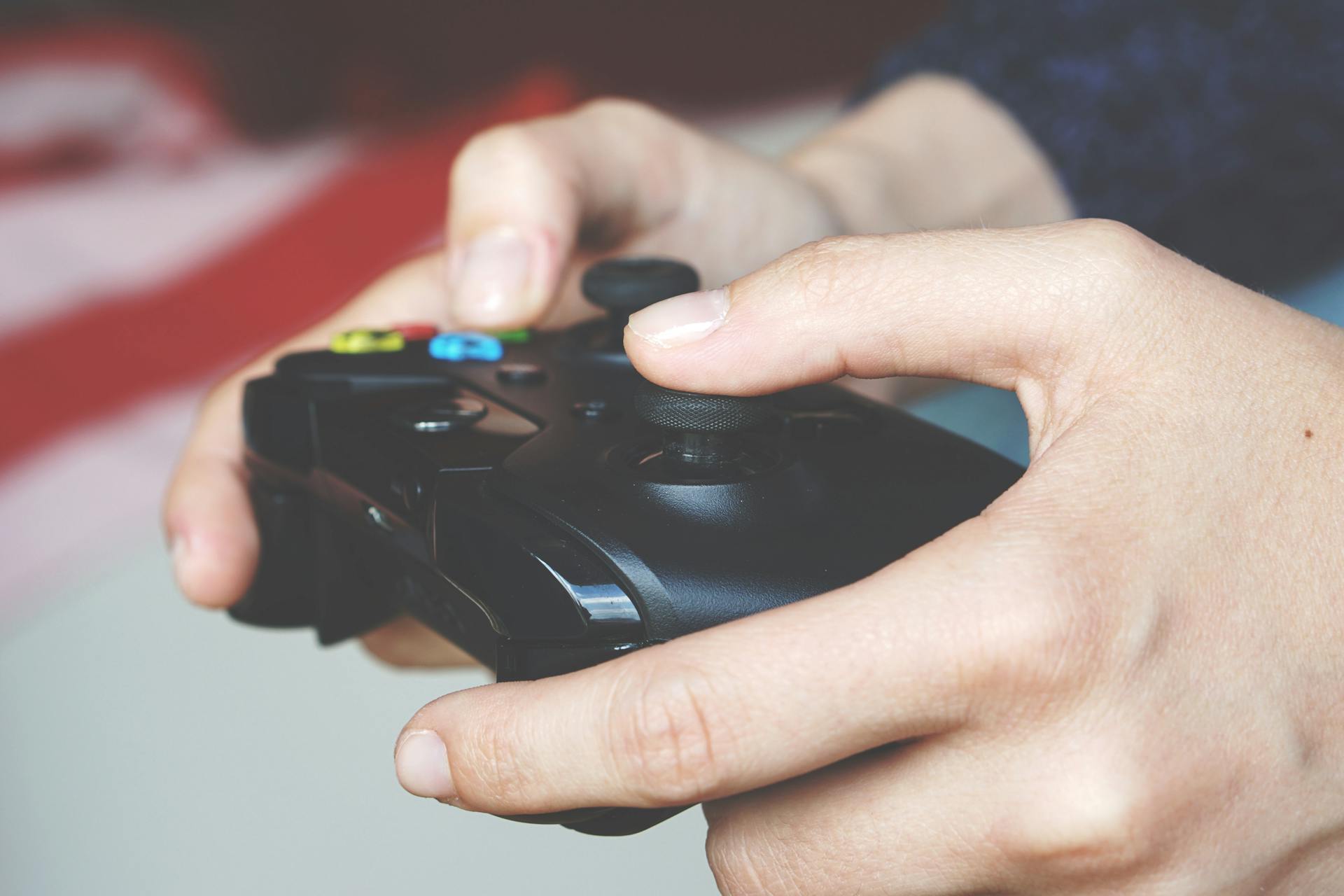 A man holding a controller | Source: Pexels