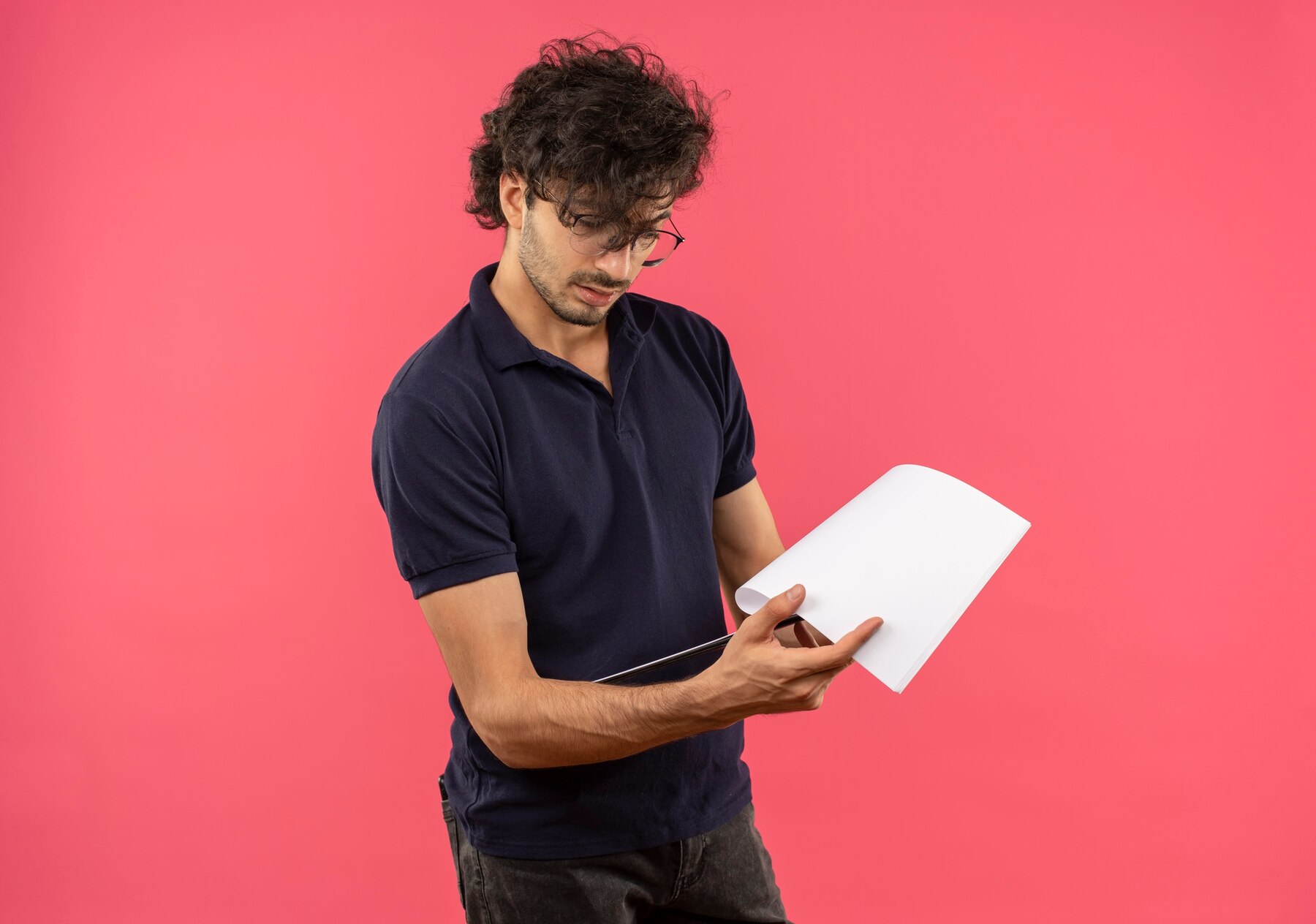 A man reading a note | Source: Freepik