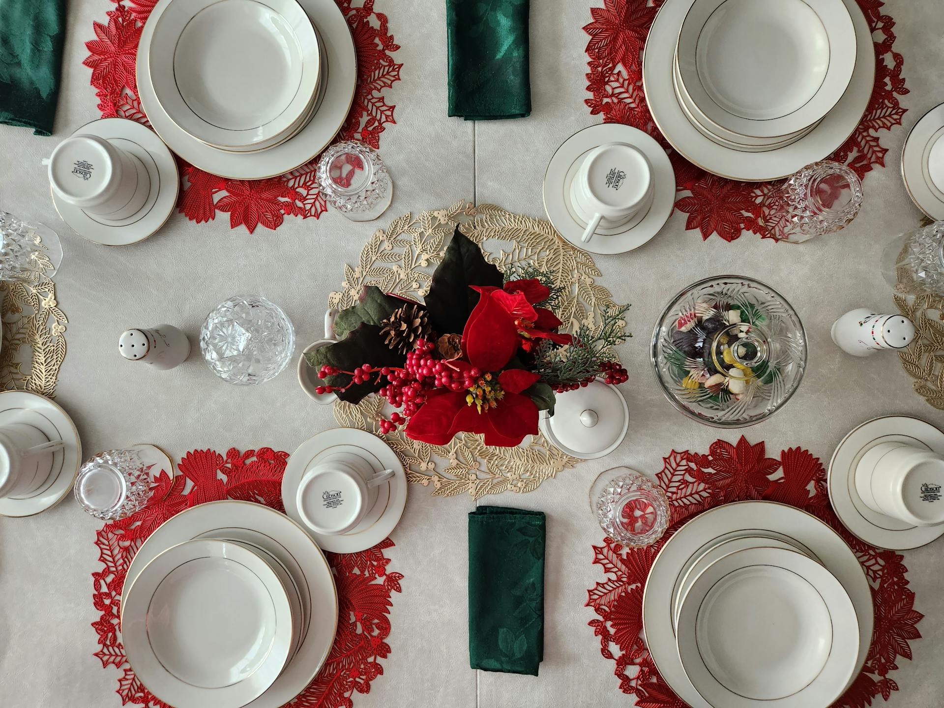 A table set for a formal dinner | Source: Pexels