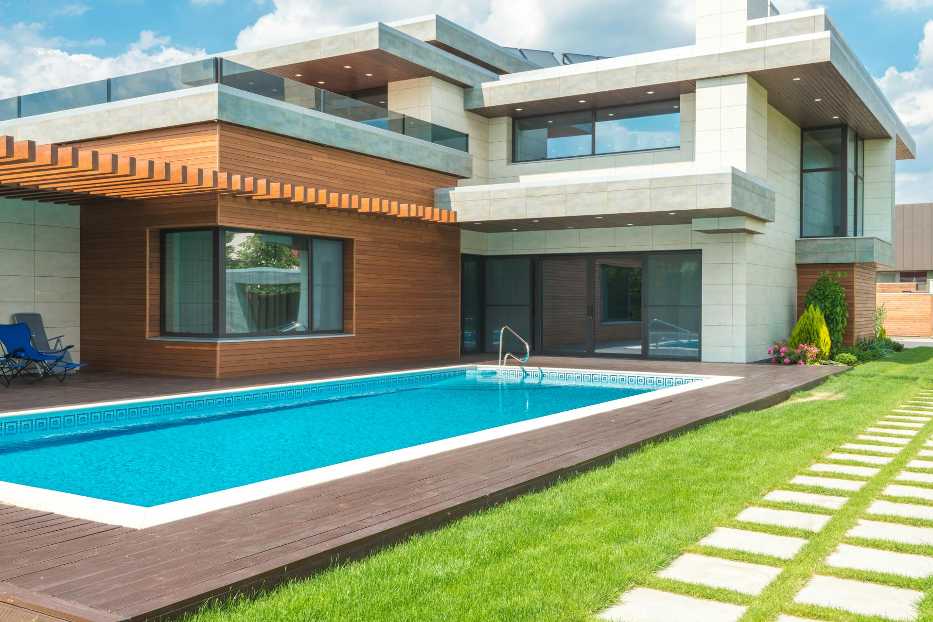 A house with a pool | Source: Pexels