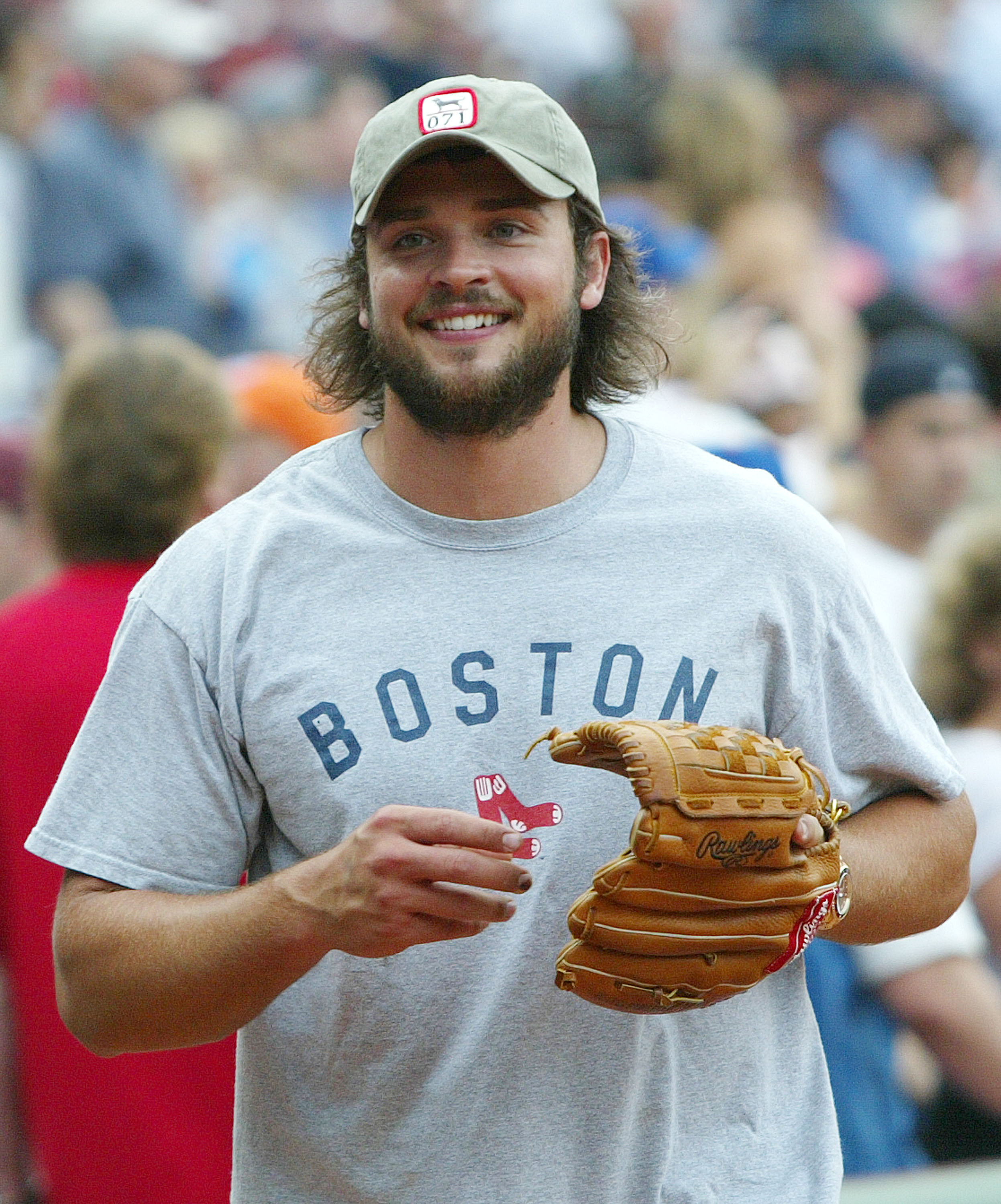 The celebrity throws out the ceremonial first pitch at a baseball game on June 29, 2006, in Boston, Massachusetts. | Source: Getty Images