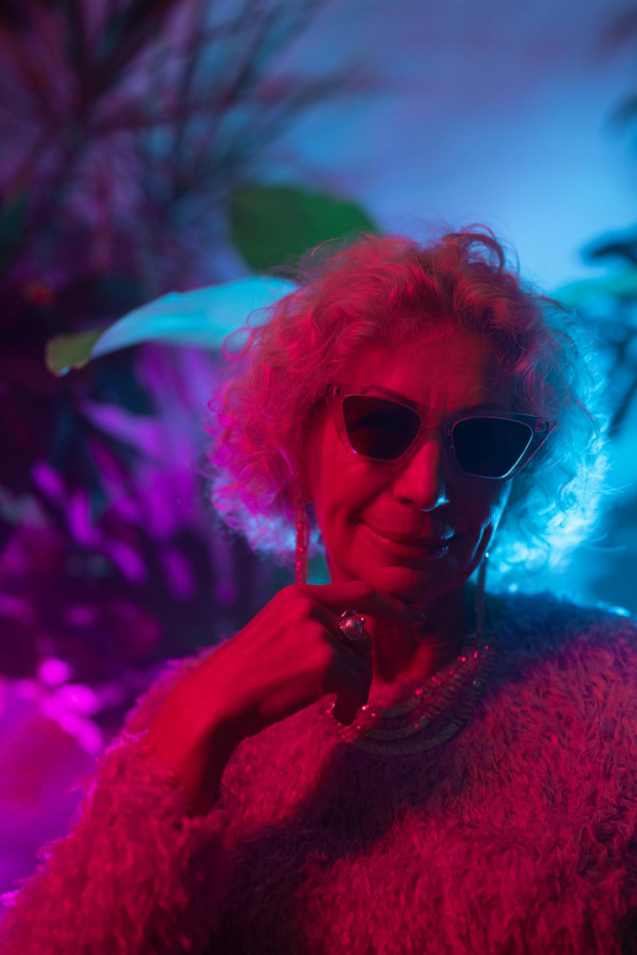 A delighted elderly woman wearing sunglasses | Source: Pexels