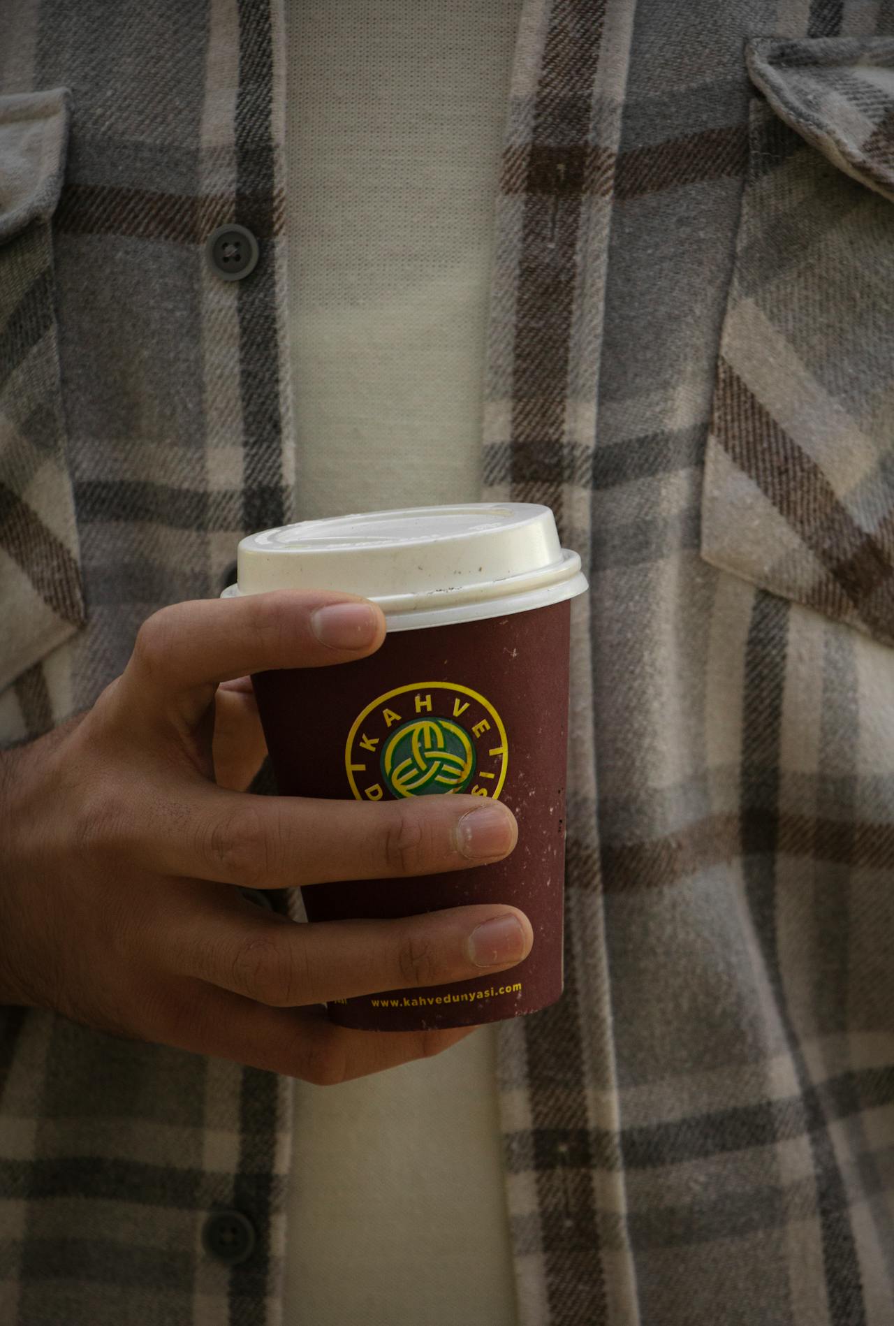 A man holding a cup of coffee | Source: Pexels