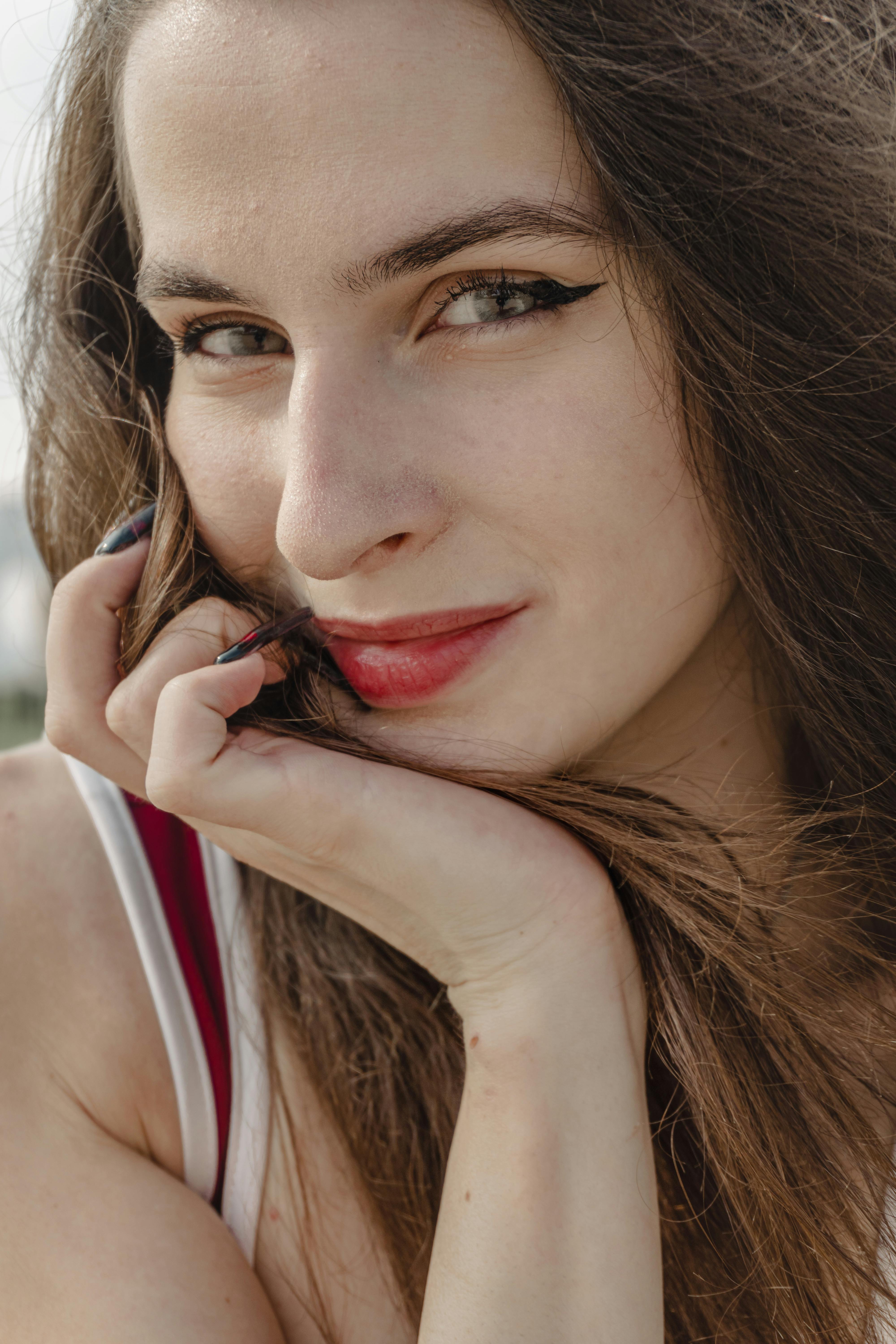A cunning woman smiling | Source: Pexels