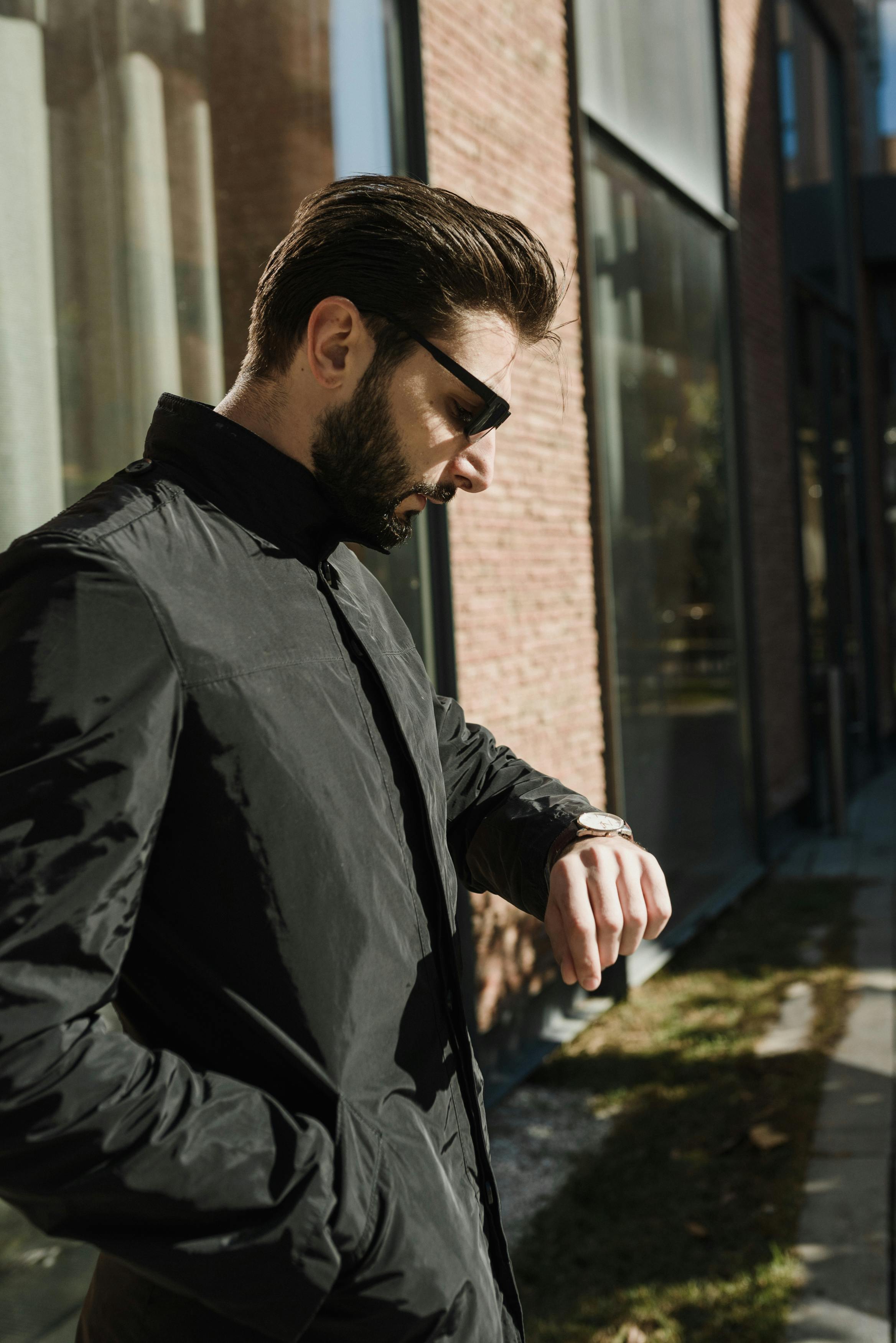 A man looking at his watch | Source: Pexels