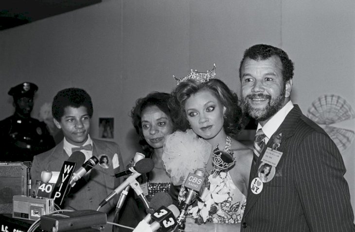 Vanessa Williams and her parents Milton and Helen Williams, talk with reporters after she was crowned Miss America, September 1983. | Photo: Getty Images