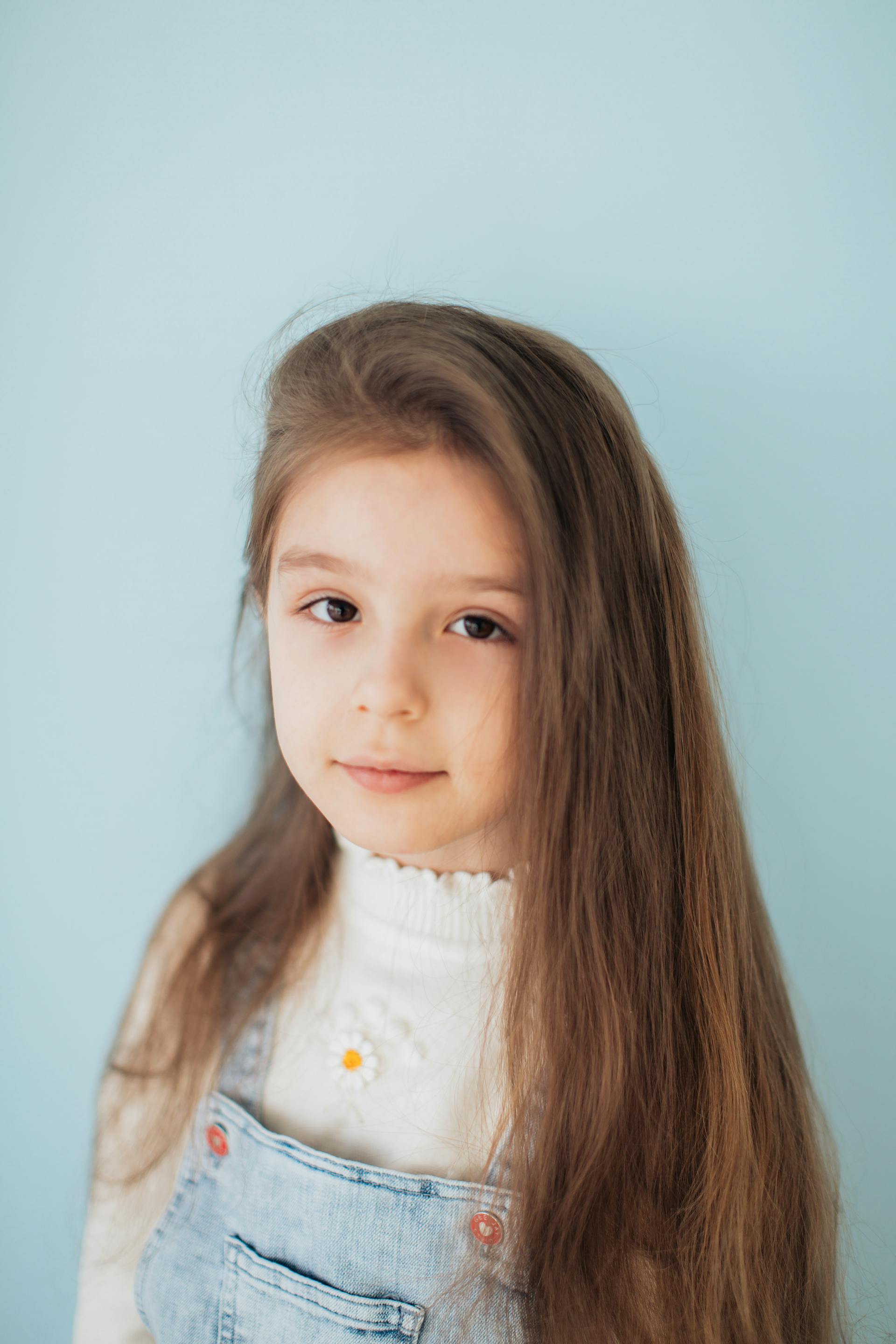 A girl looking straight ahead | Source: Pexels