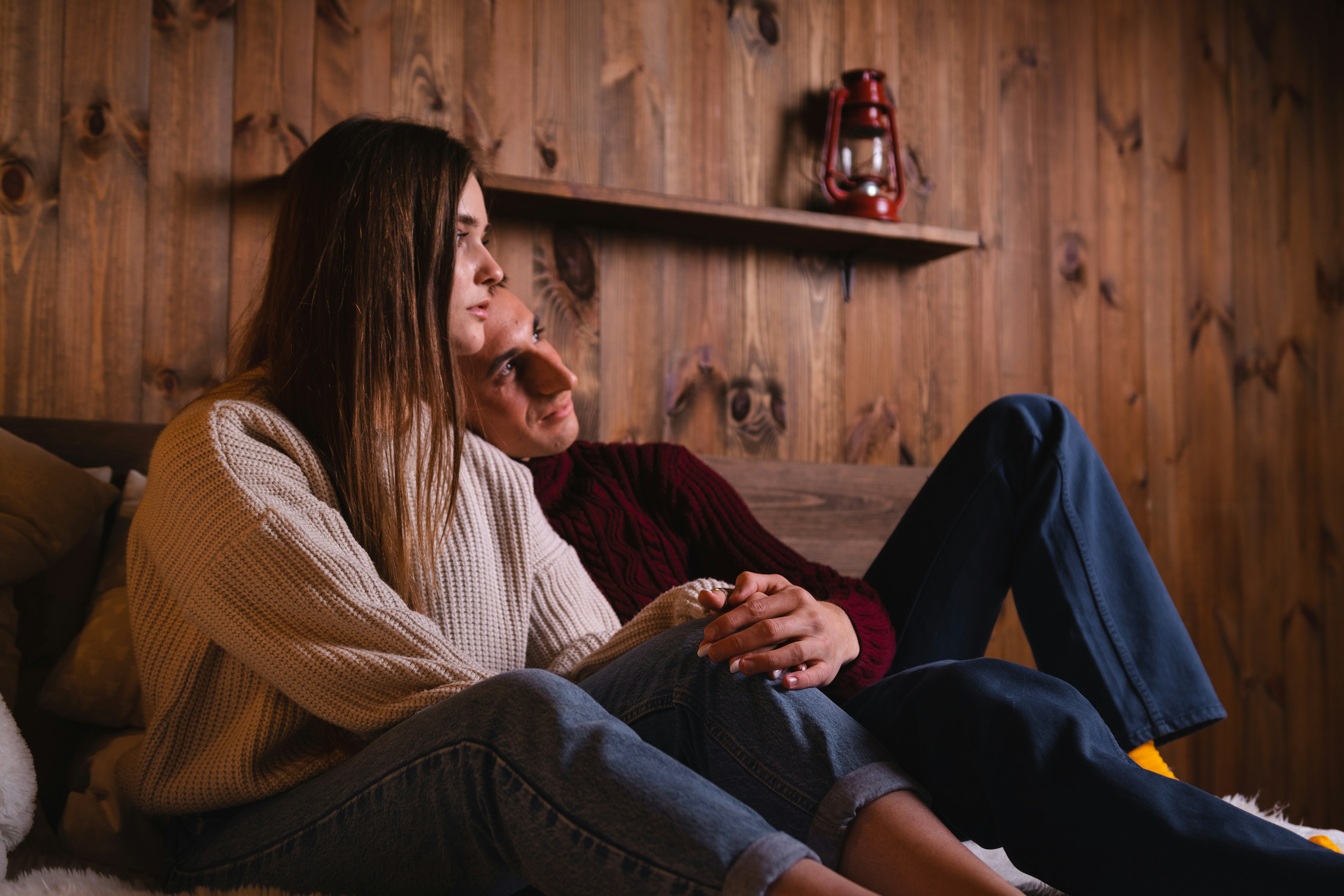 A couple talking at home | Source: Unsplash