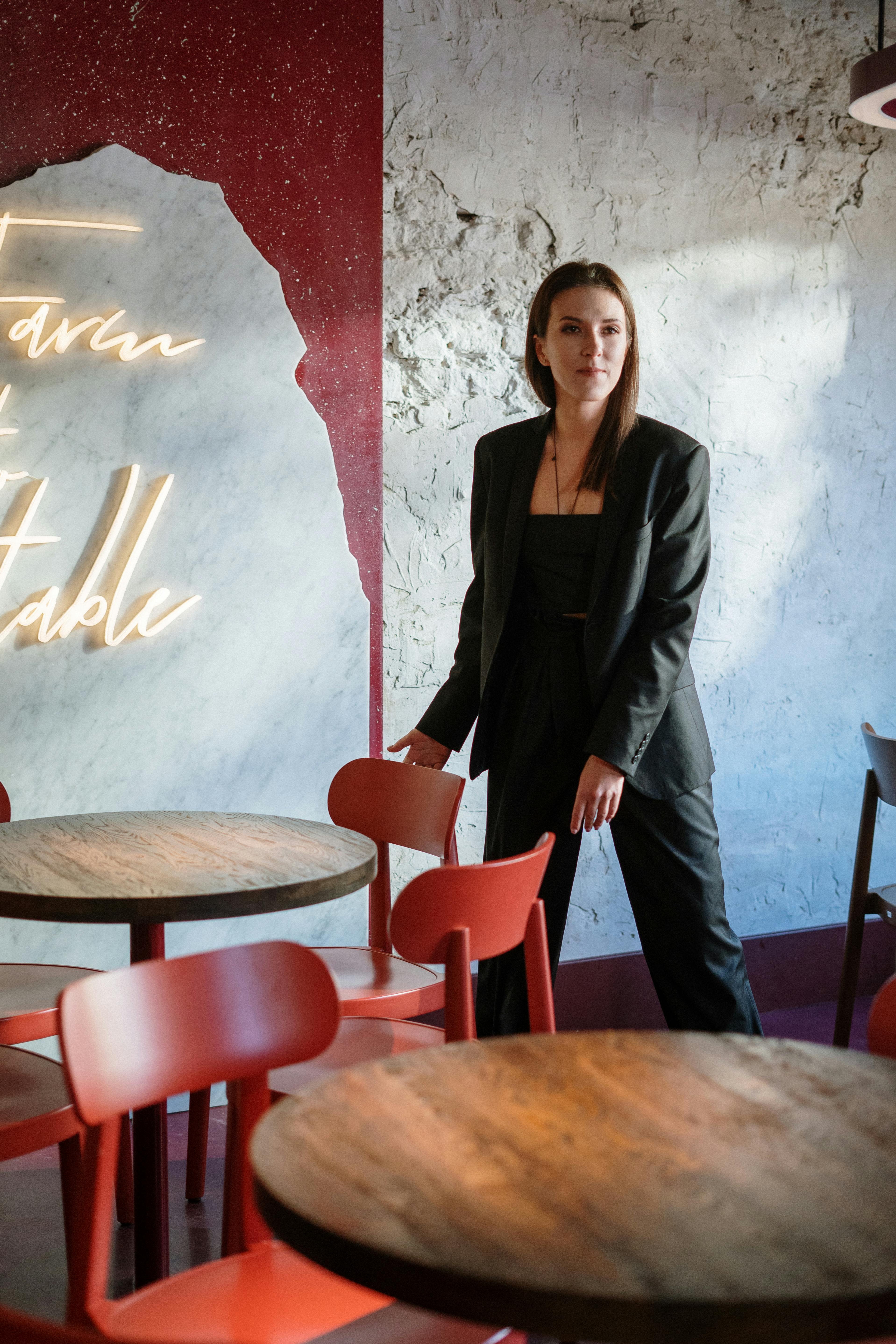 A restaurant hostess arranging tables | Source: Pexels