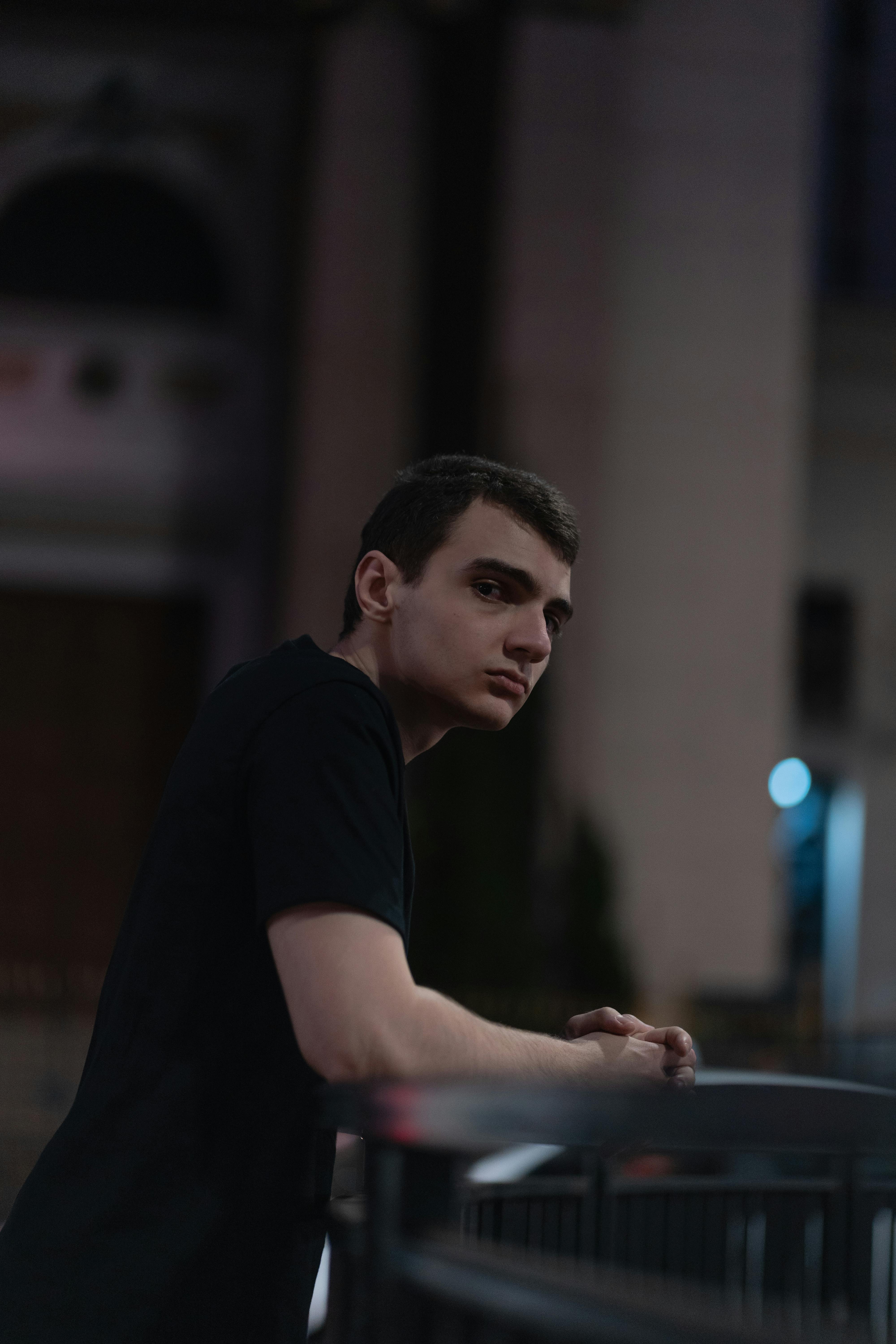 A man leaning on a rail | Source: Pexels