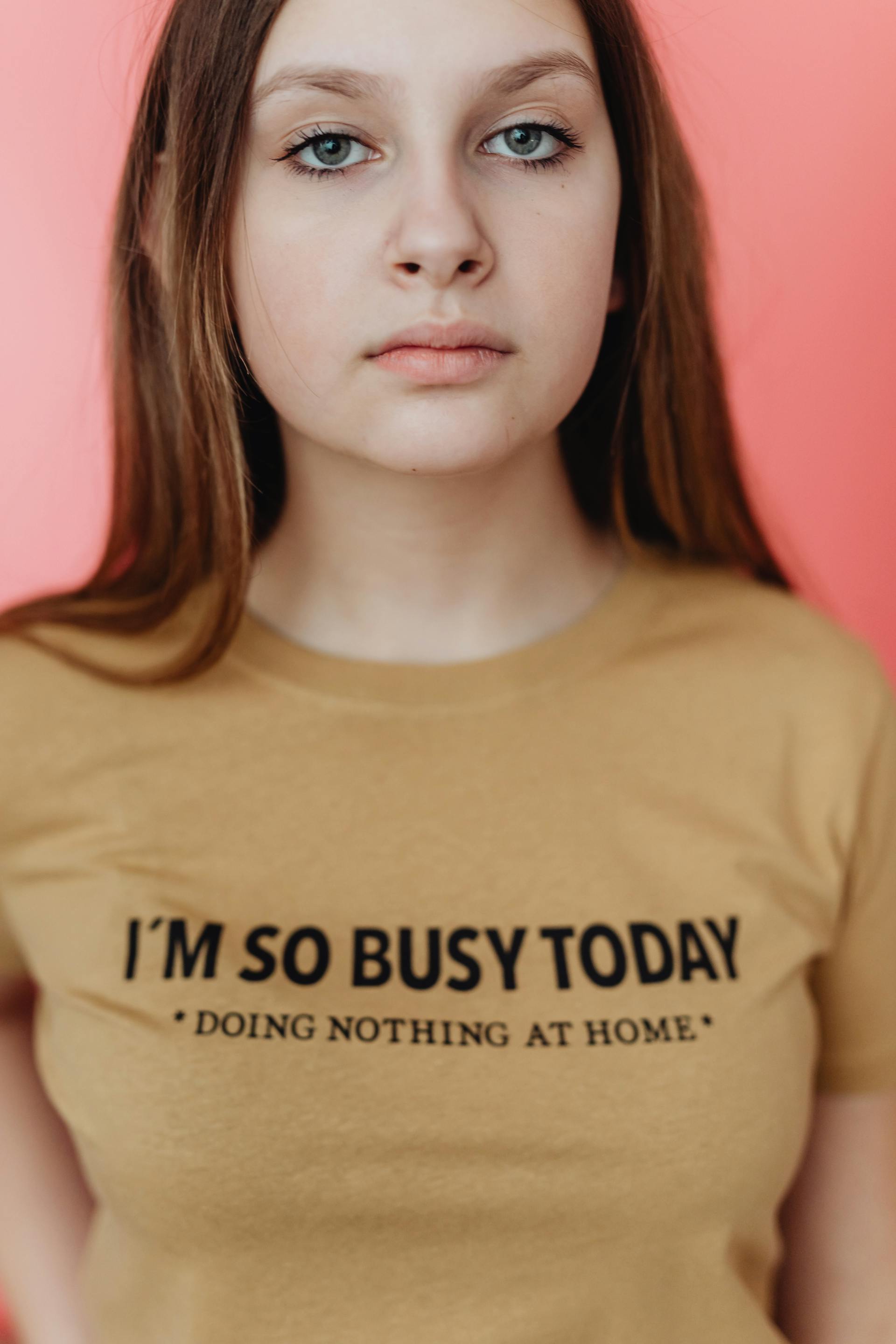 A teenage girl wearing a brown shirt | Source: Pexels