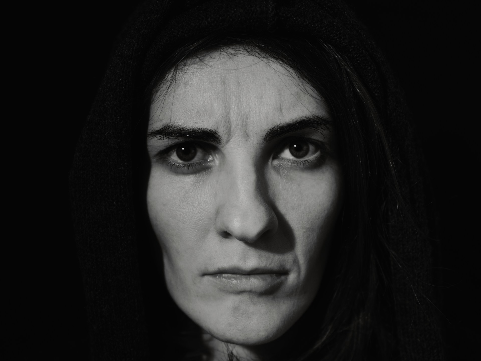 Uma mulher furiosa olhando para alguém | Fonte: Unsplash