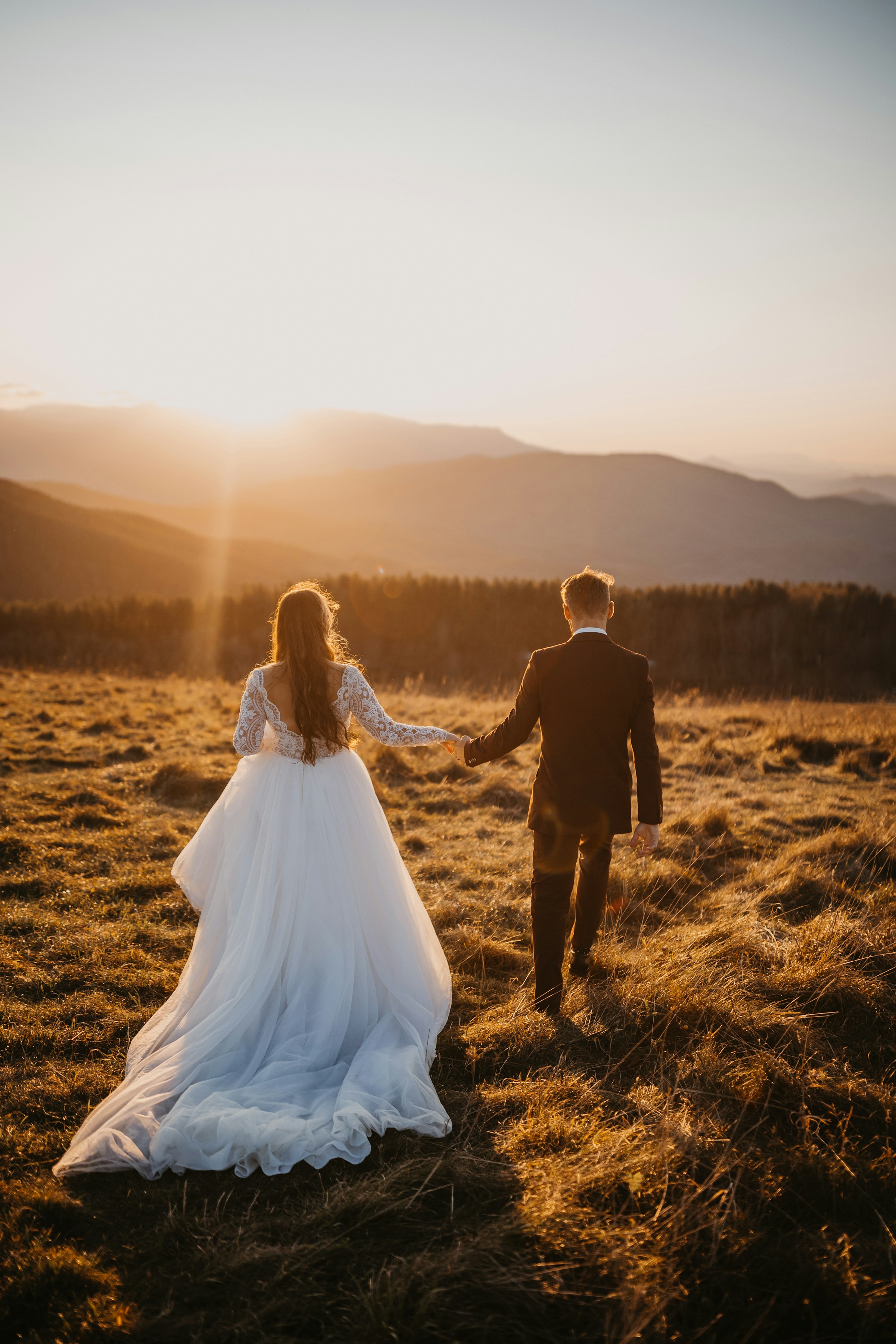 A happy newlywed couple | Source: Unsplash