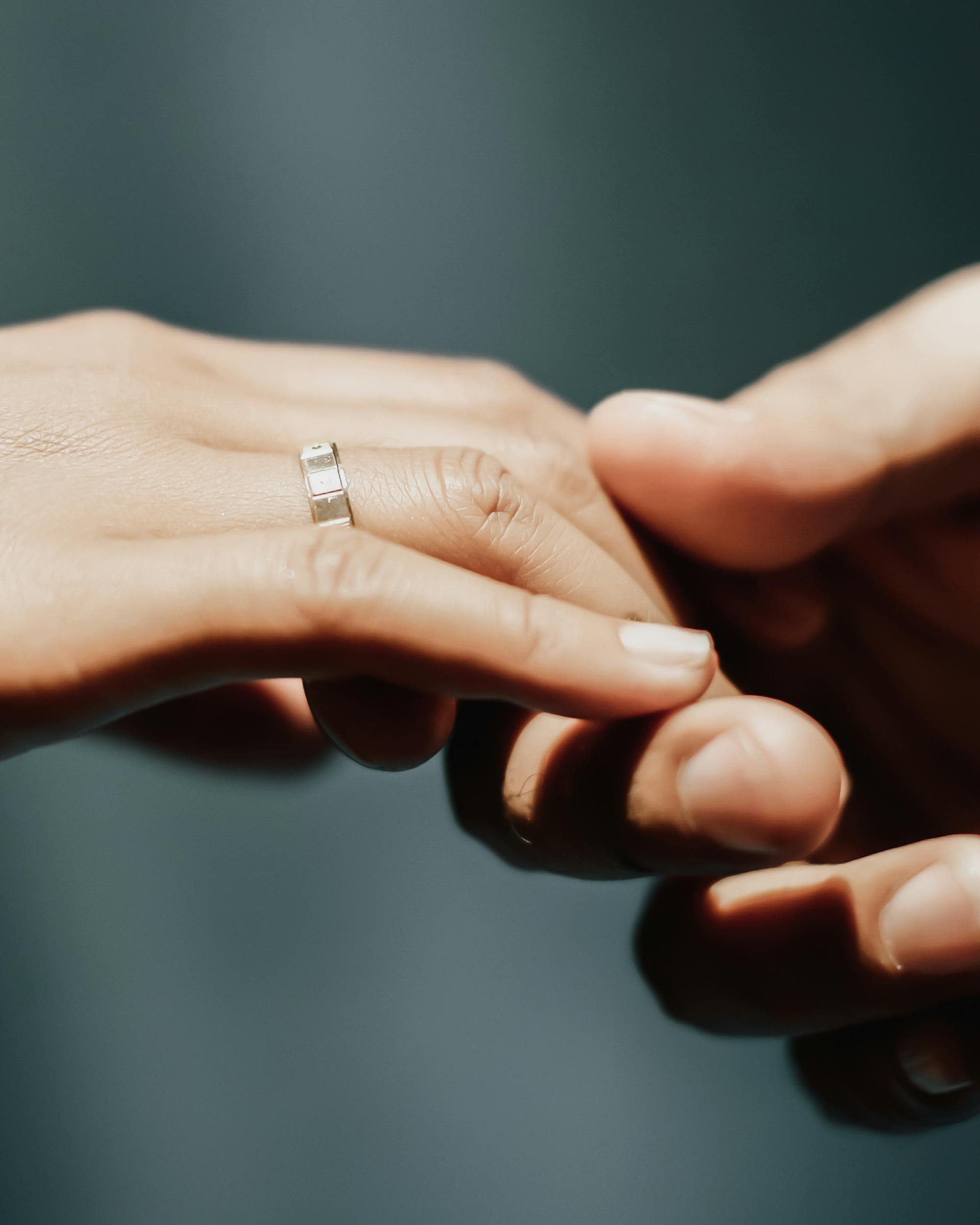 A close up of a man grasping a woman's hand | Source: Pexels