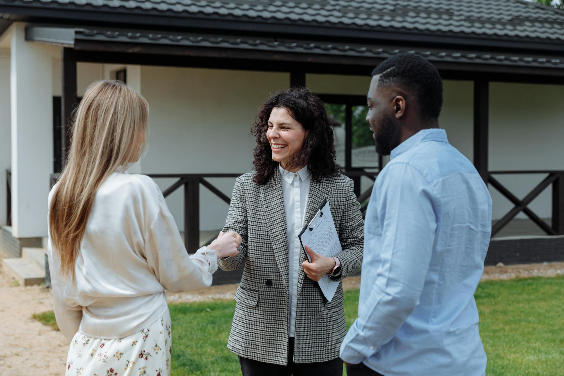 Une femme achète une maison ⏐ Source : Pexels