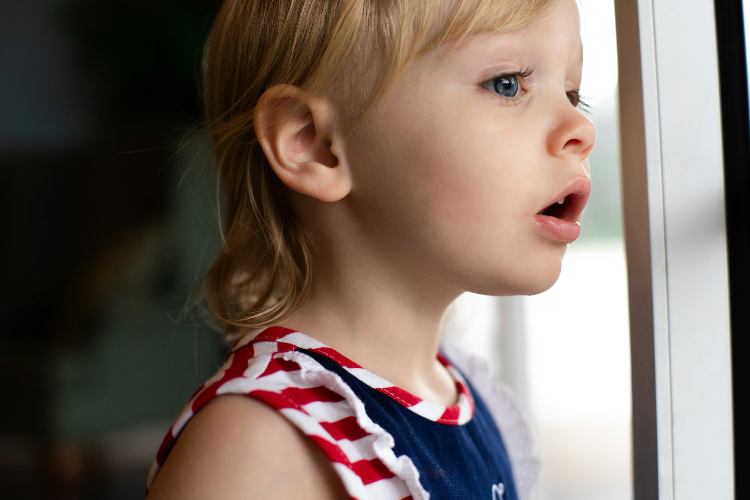 A little girl in a blue and white tank top | Source: Unsplash