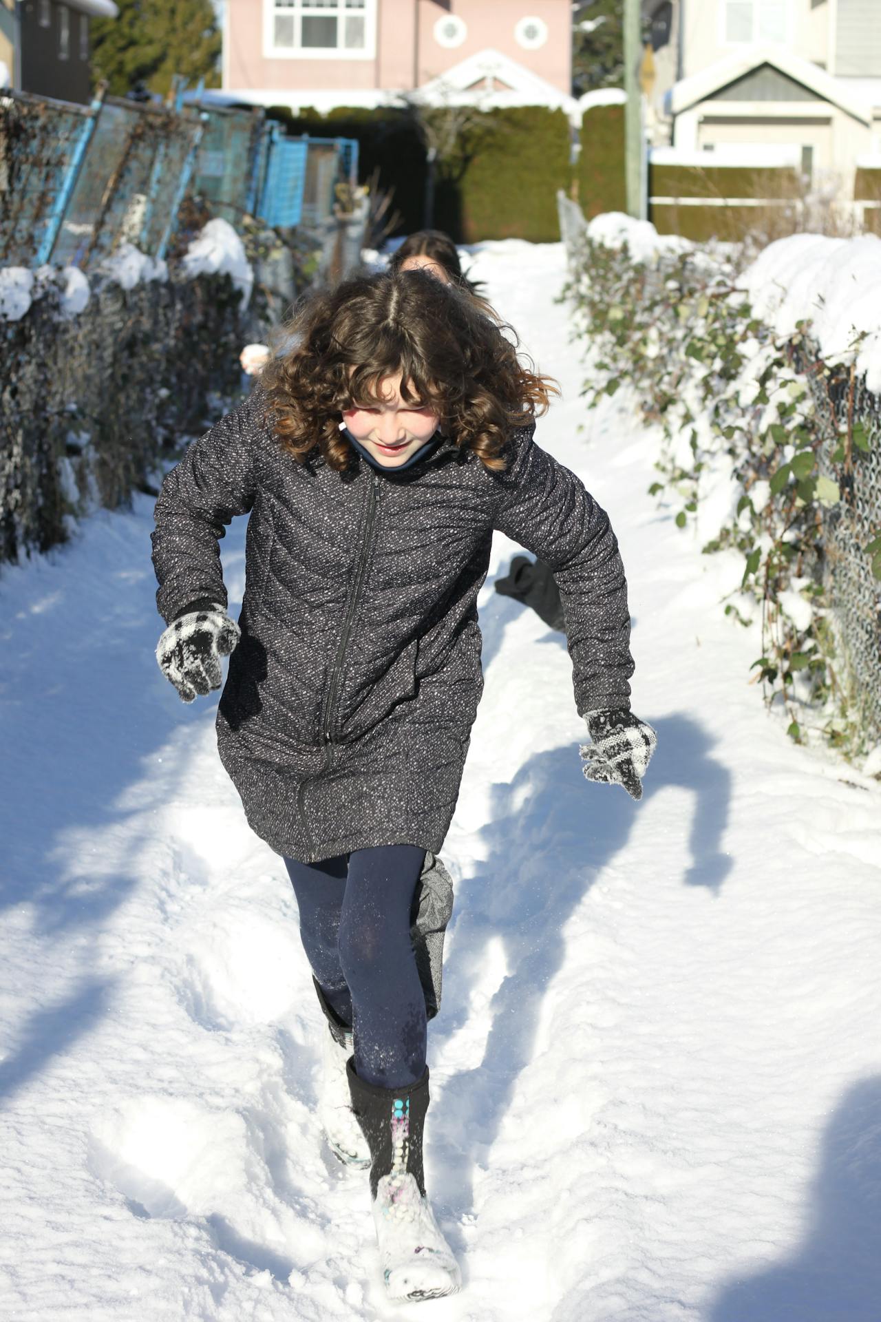 Uma menina caminhando na neve | Fonte: Pexels